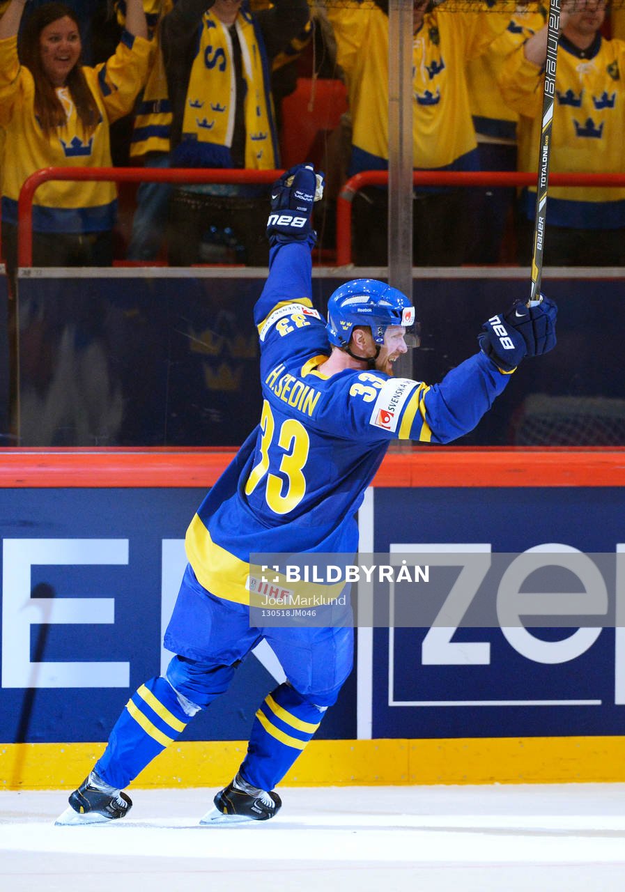Henrik Sedin, Sverige, gör 3-0 i tom bur och jublar i