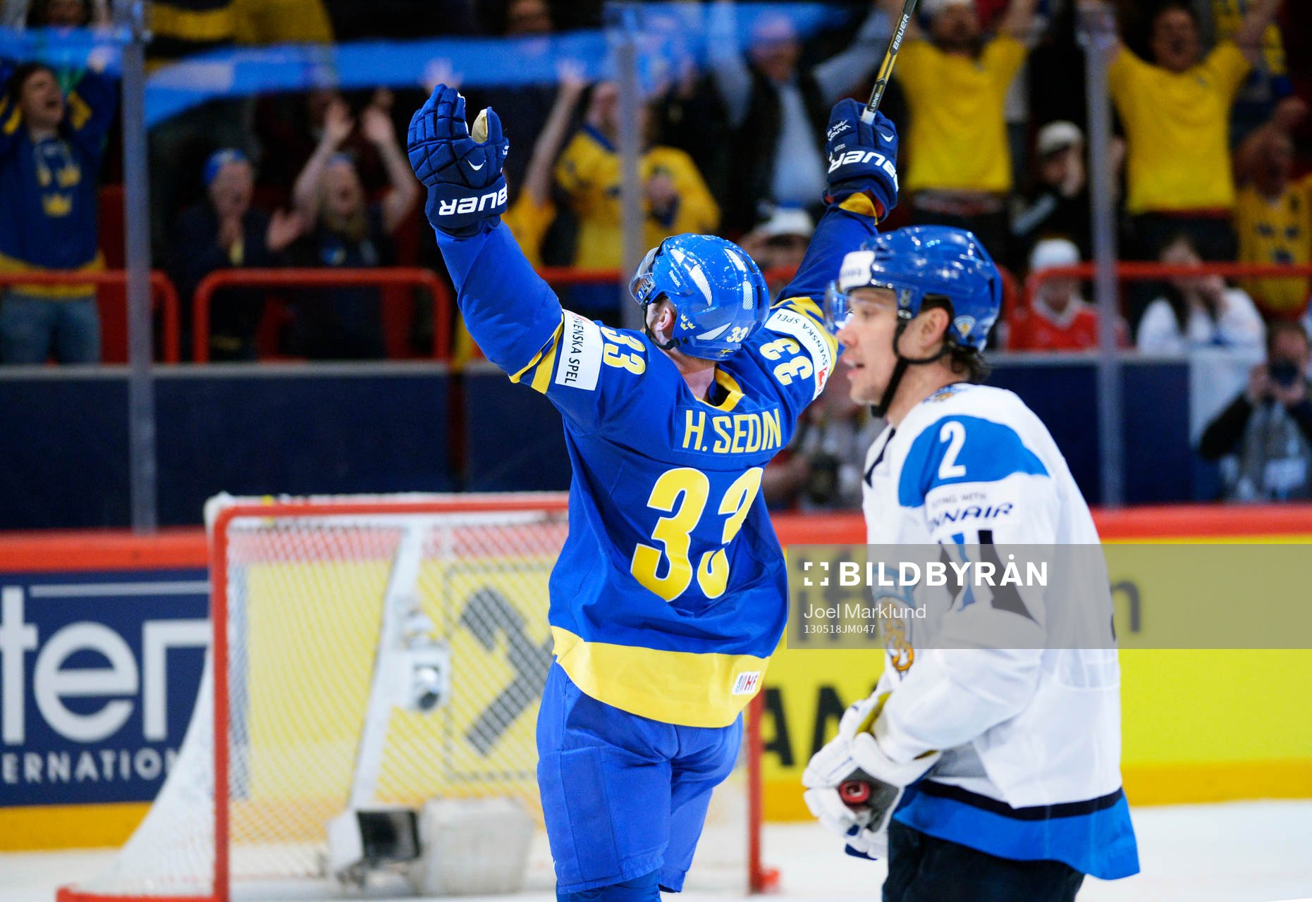 Henrik Sedin, Sverige, gör 3-0 i tom bur och jublar i