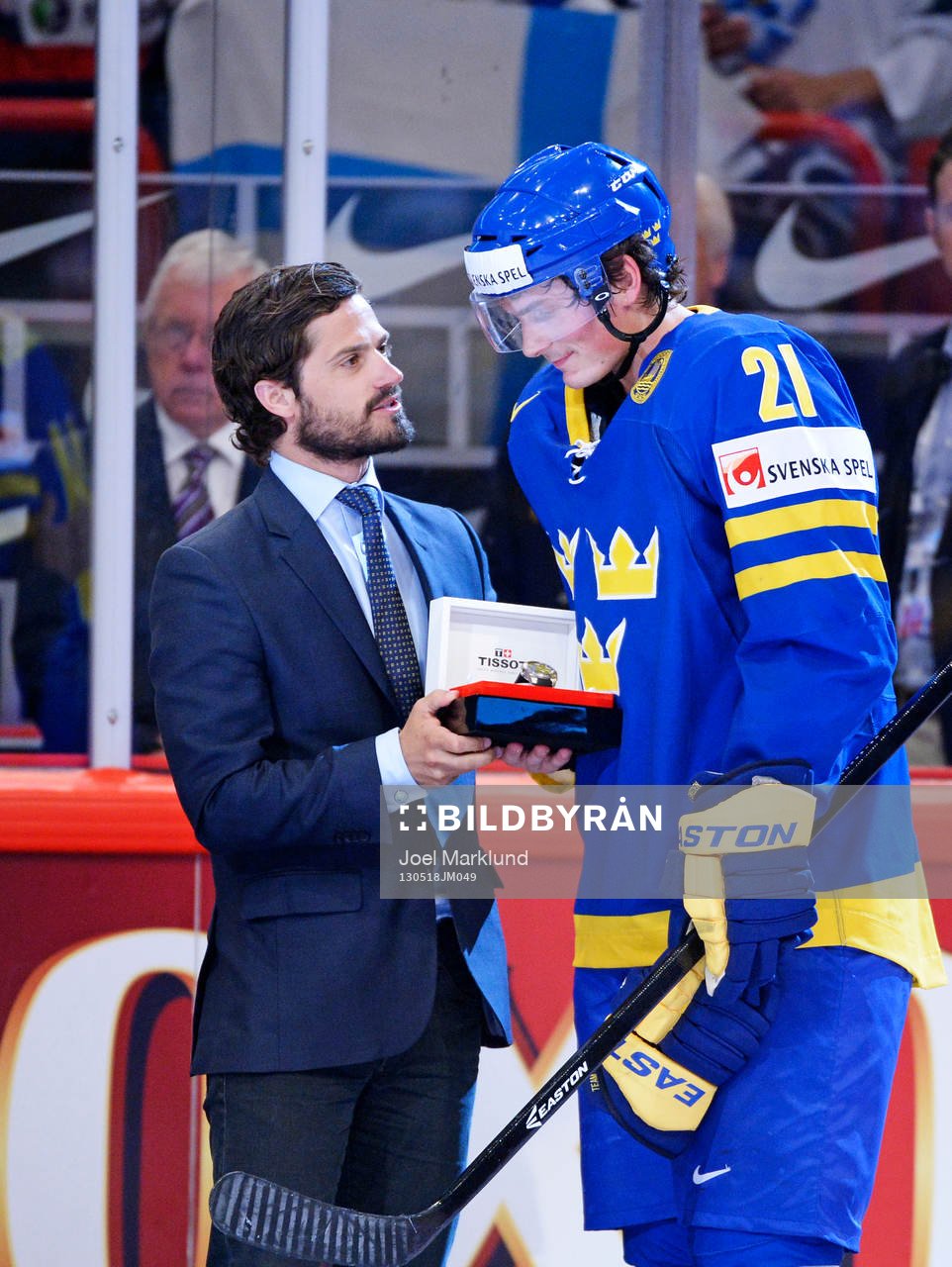 Loui Eriksson, Sverige, får pris av prins Carl Philip, i