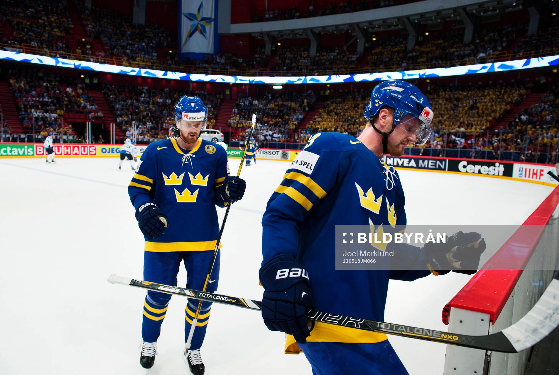 Sveriges Daniel Sedin och Daniel Sedin gör ett byte i