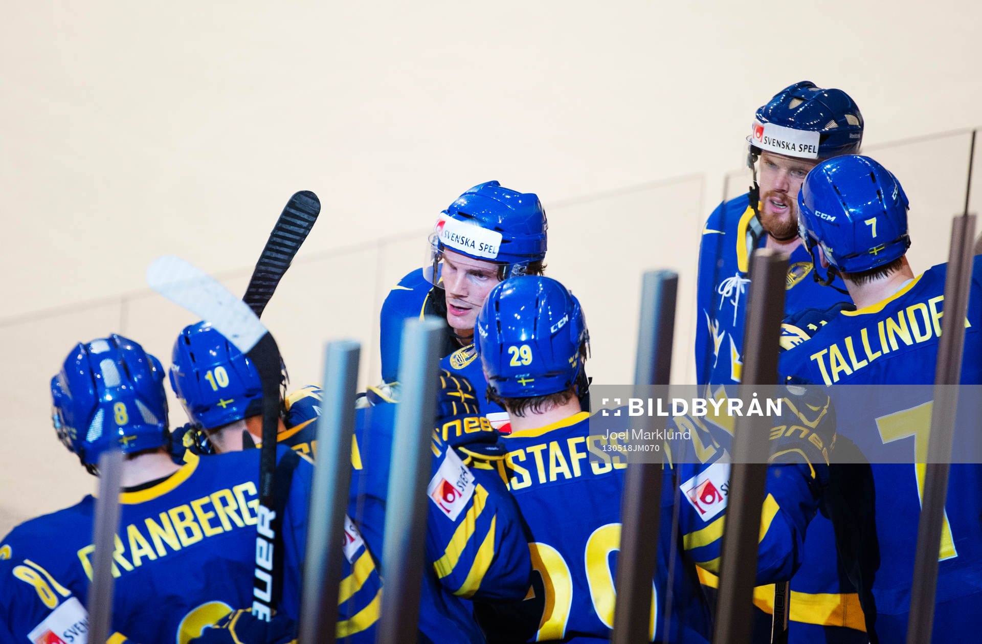 Sveriges Loui Eriksson gratuleras till sitt 0-2-mål i