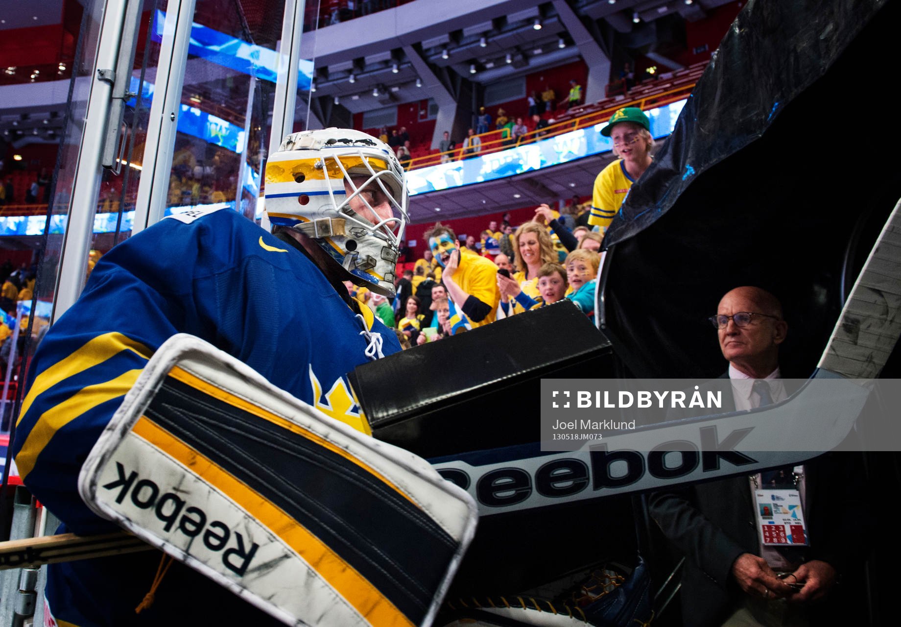 Sveriges målvakt Jhonas Enroth lämnar isen