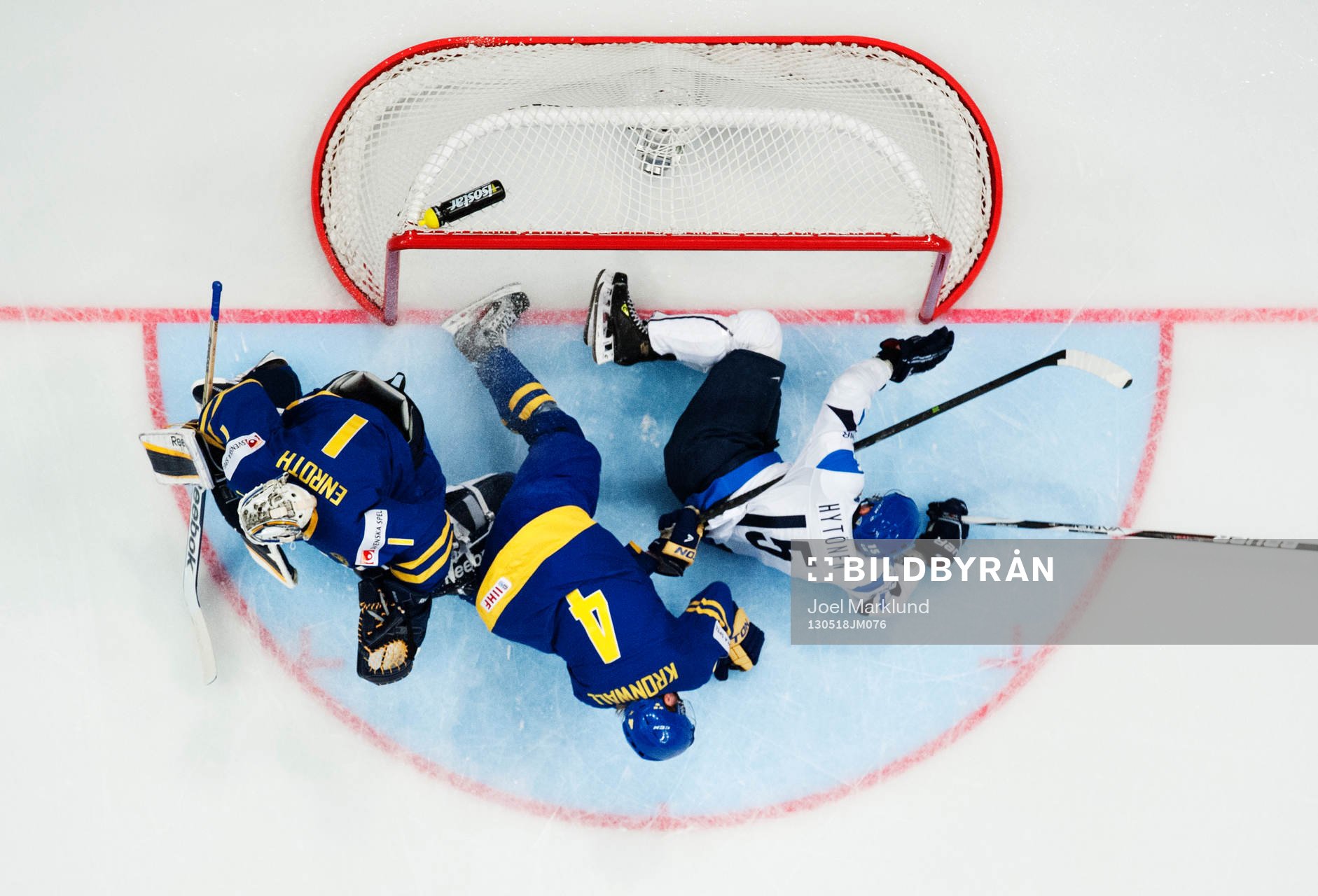 Sveriges Jhonas Enroth och Staffan Kronwall i en kollision