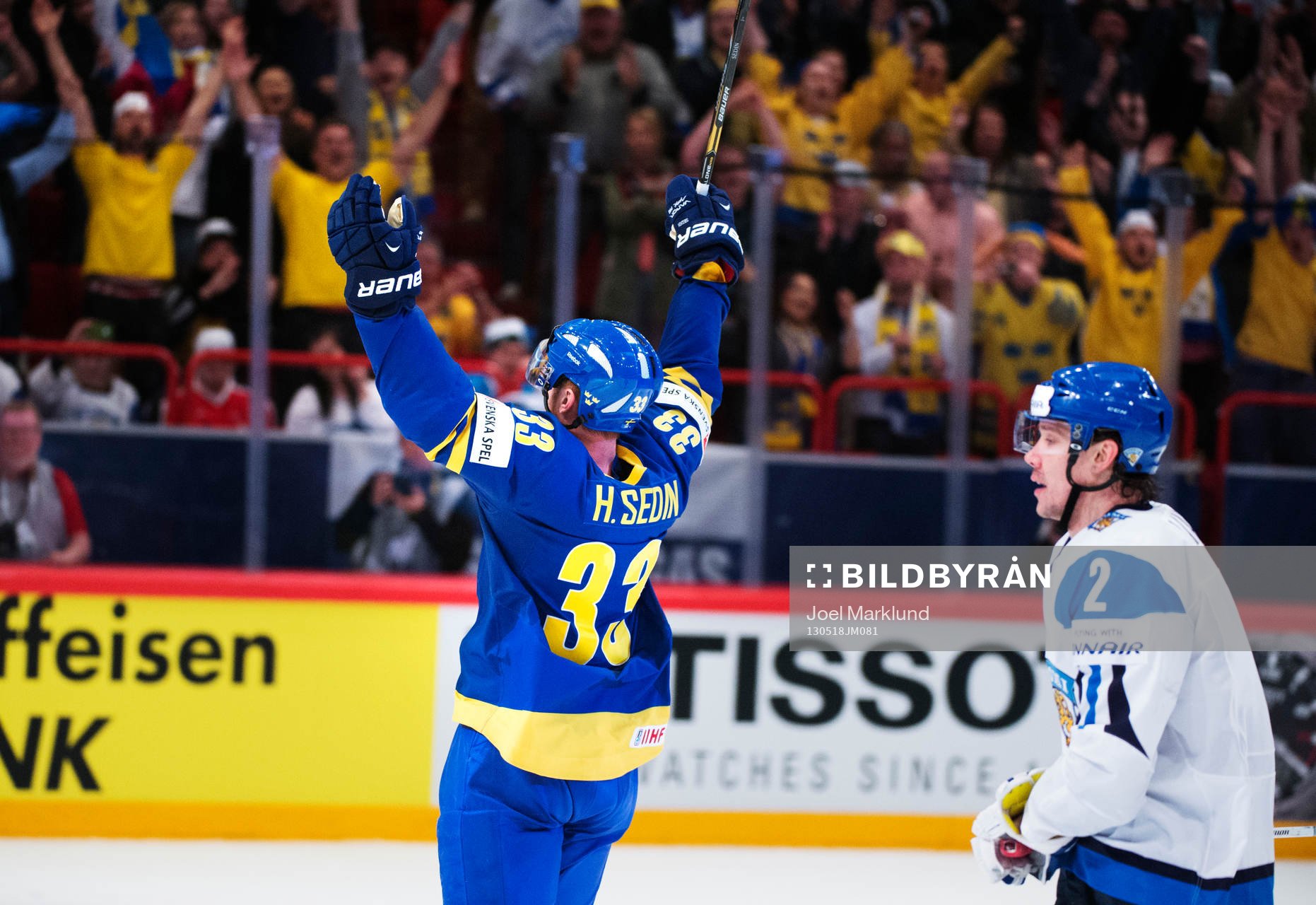 Sveriges Henrik Sedin jublar samtidigt som Finlands Teemu