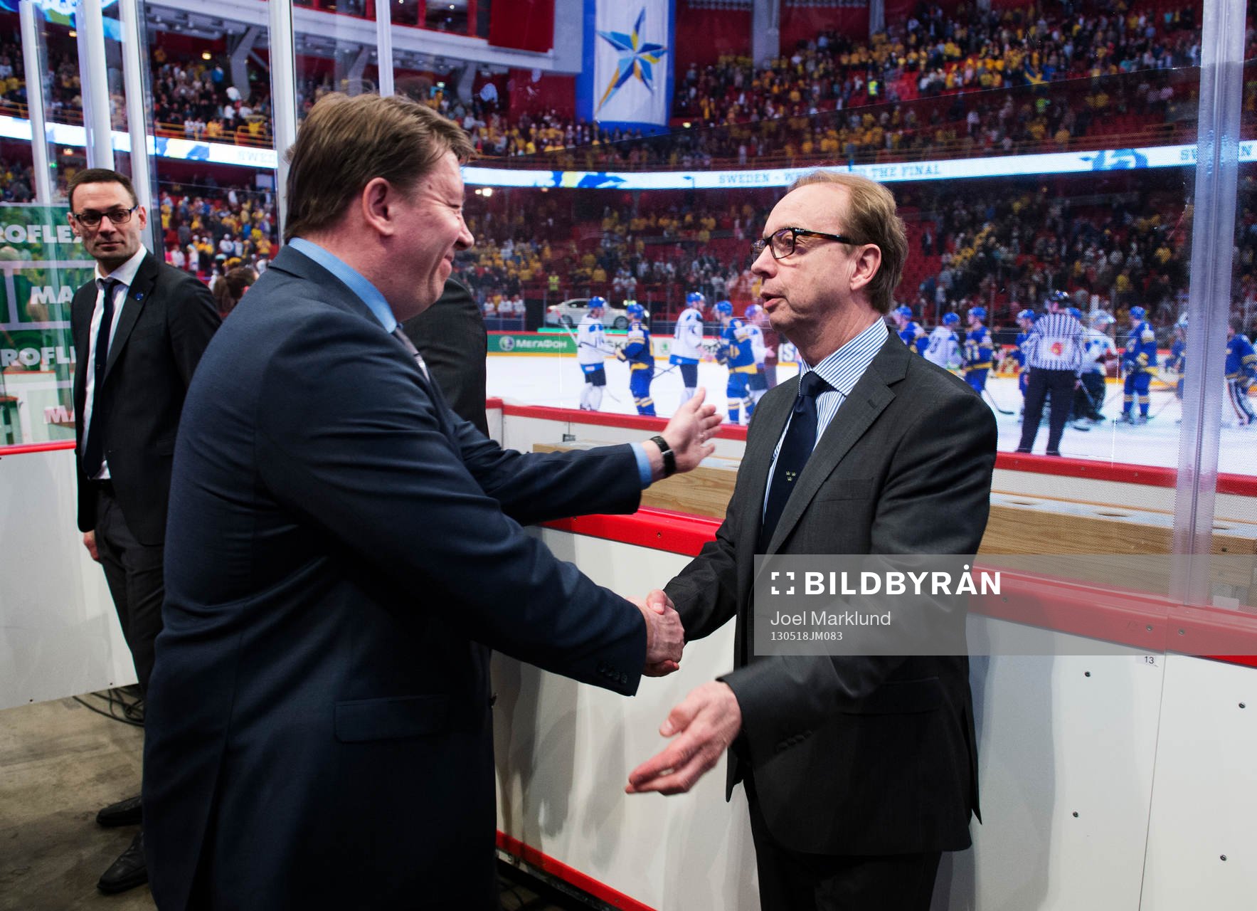 Finlands general manager Jari Kurri tackar Sveriges