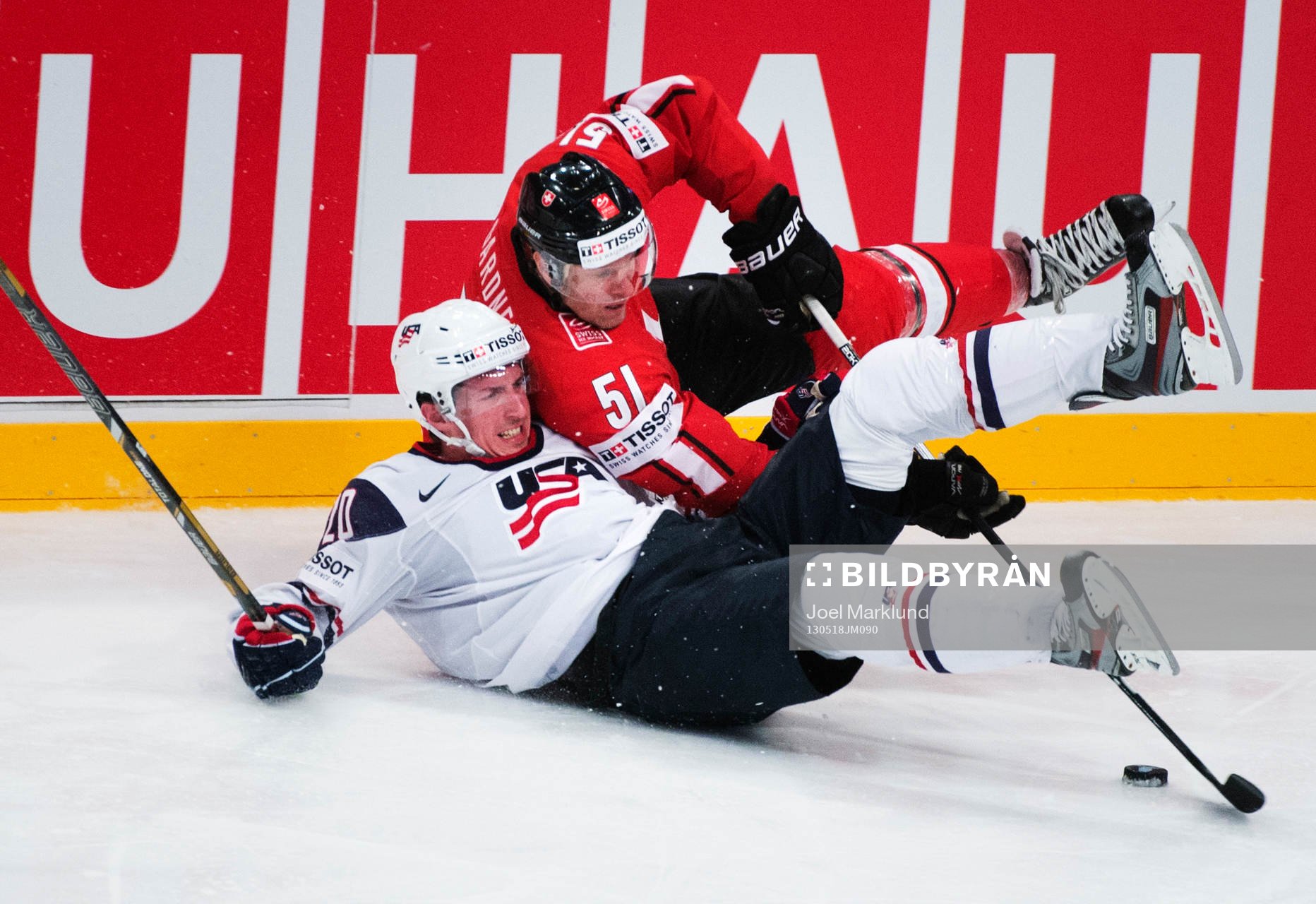 s Ryan Carter faller i en närkamp med Schweiz Ryan Gardner