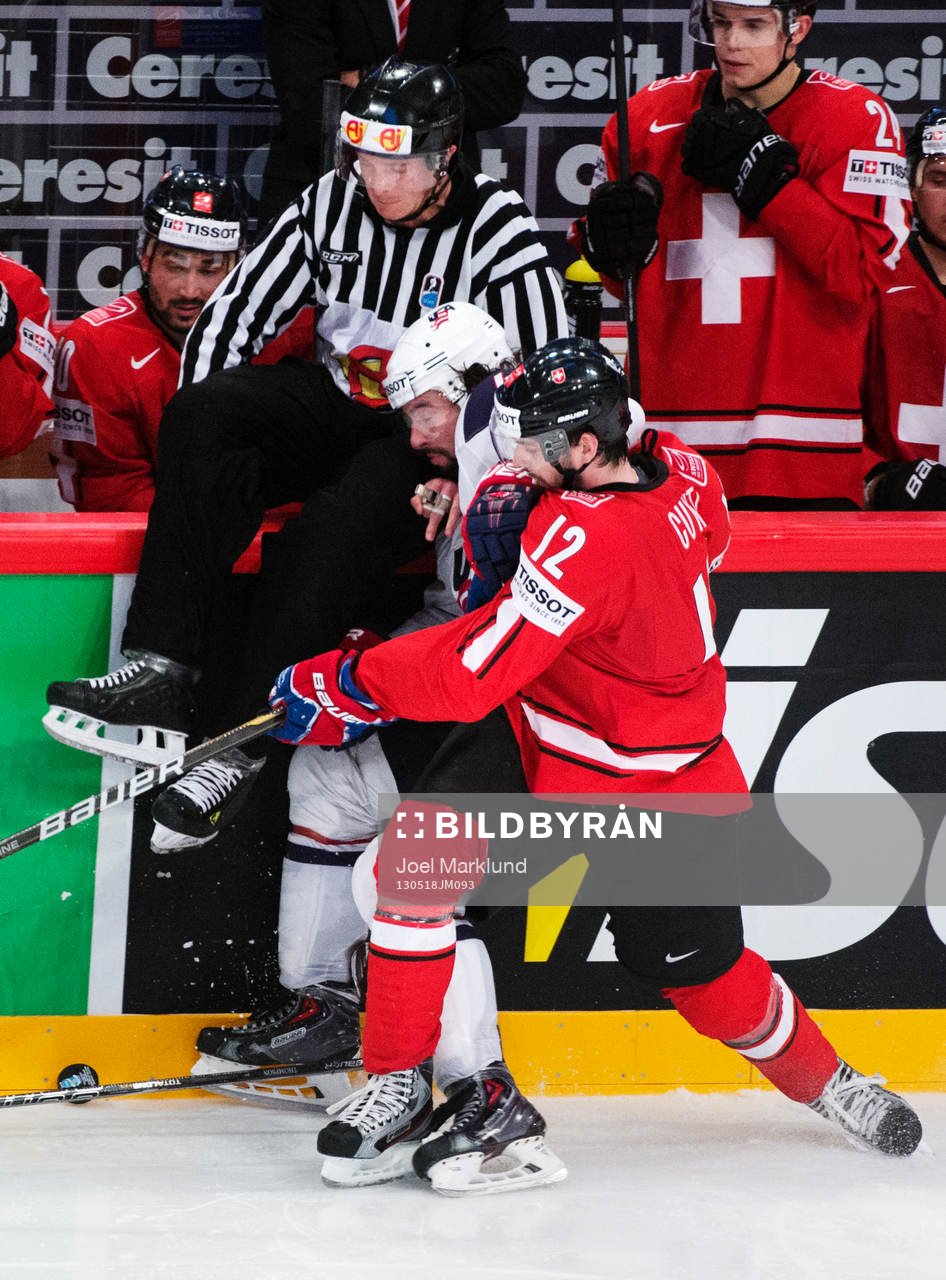 s Nate Thompson blir tacklad av Schweiz Luca Cunti i