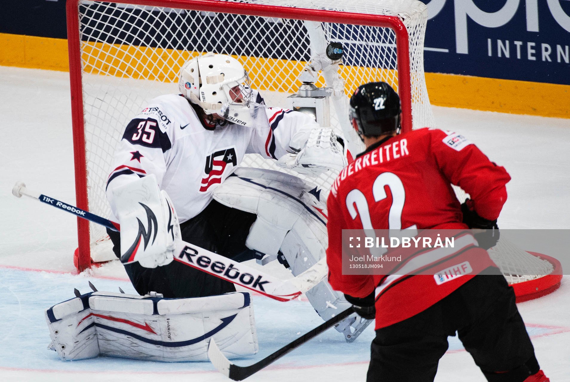 s målvakt John Gibson ser 1-0-pucken från Schweiz Nino