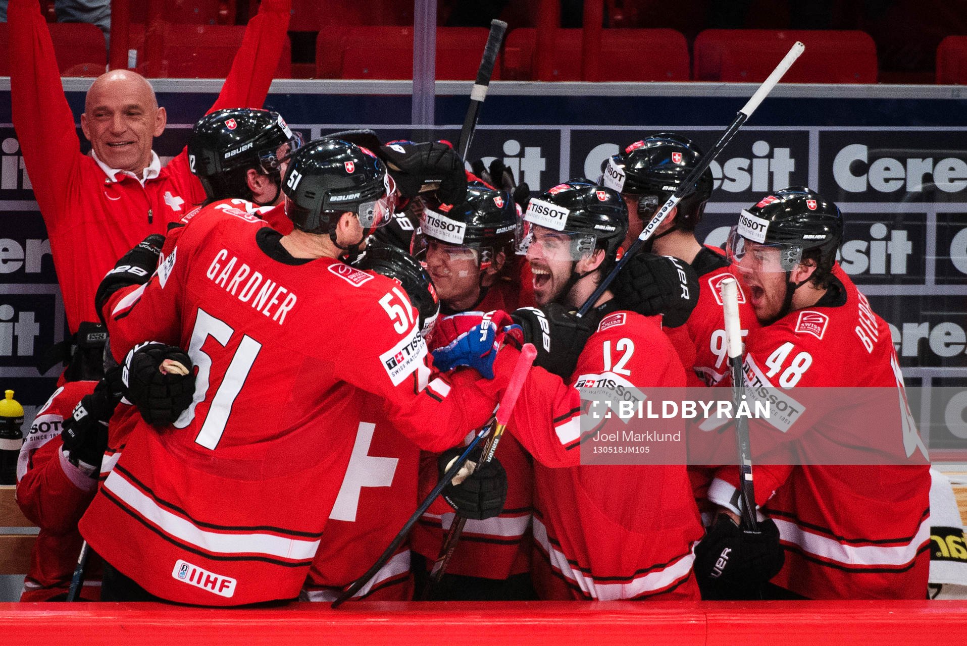 Spelare på Schweiz bänk jublar när 3-0-pucken gått in i
