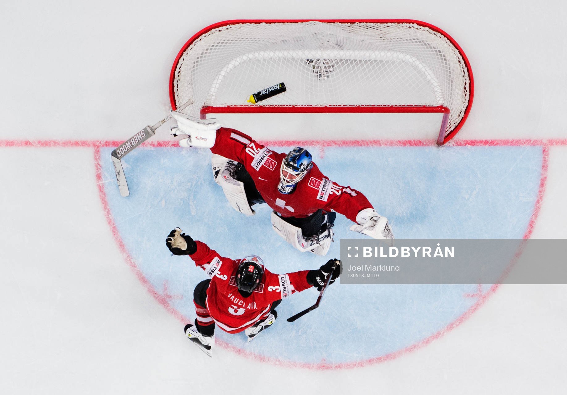 Schweiz Julien Vauclair och Reto Berra jublar