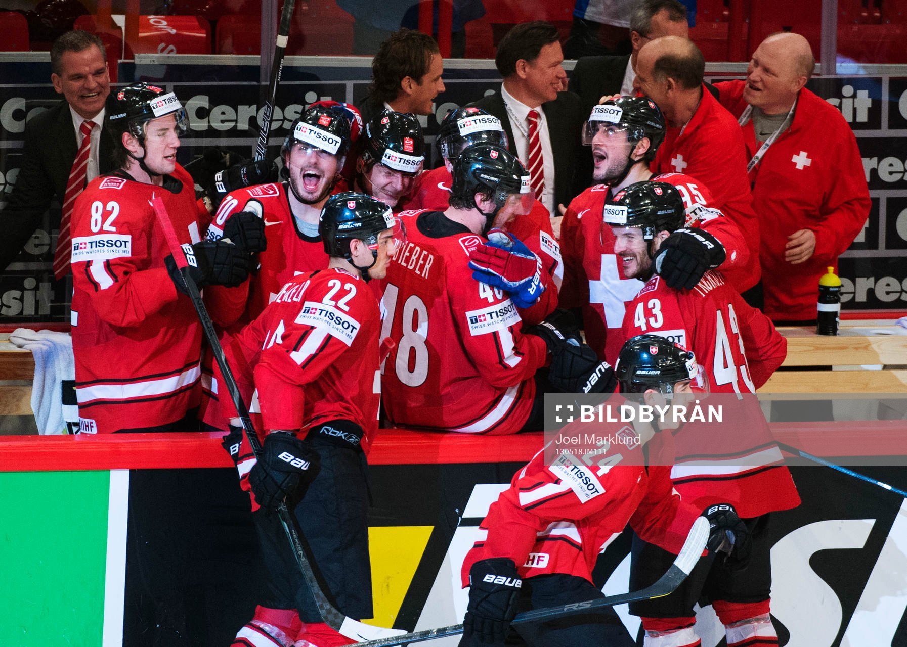 Spelare på Schweiz bänk jublar när 3-0-pucken gått in i