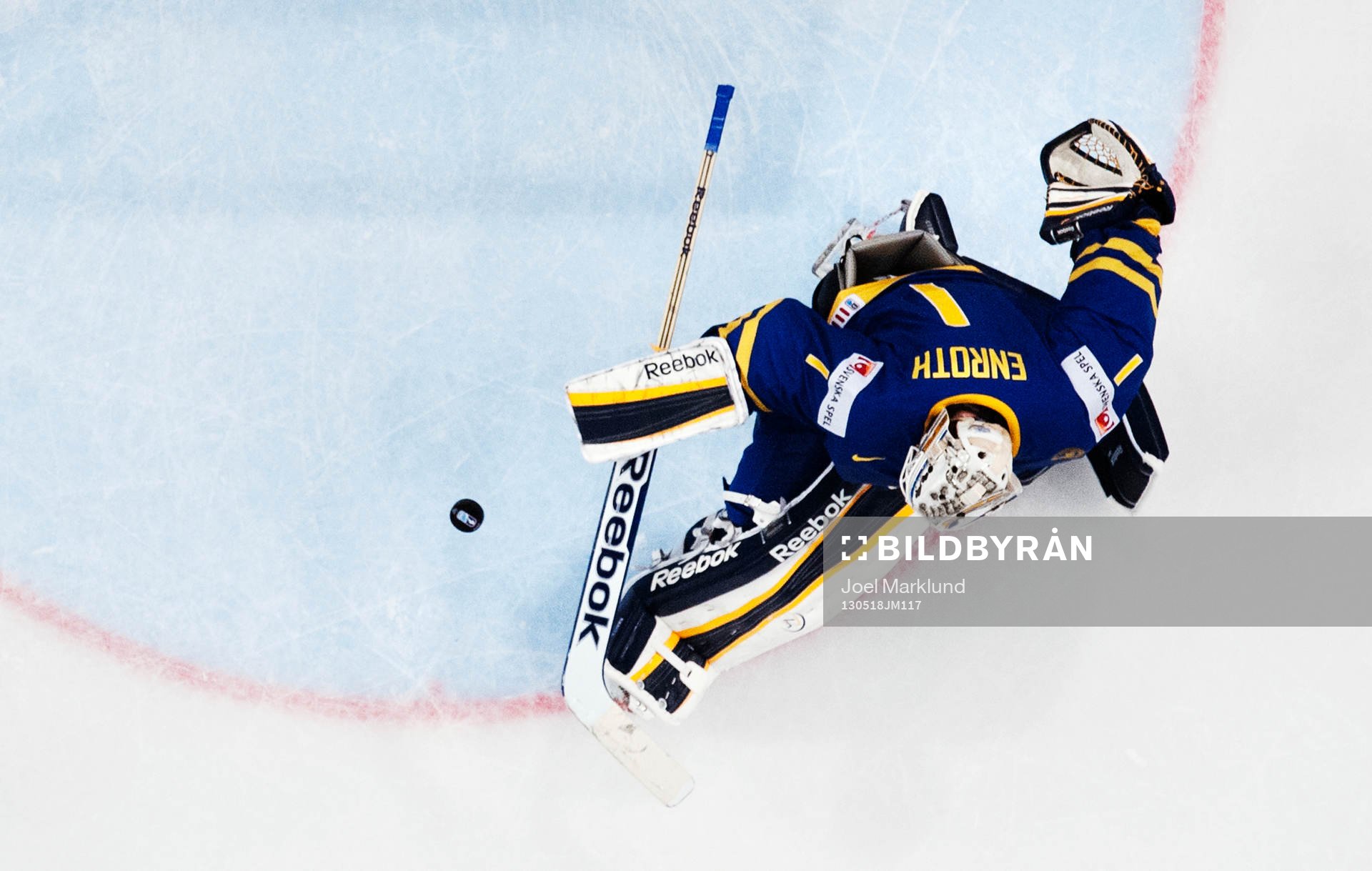 Sveriges målvakt Jhonas Enroth räddar ett skott i