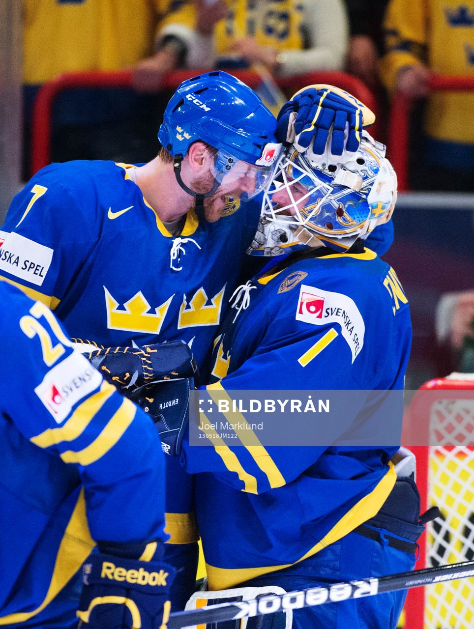 Sveriges Henrik Tallinder kramar om målvakten Jhonas Enroth