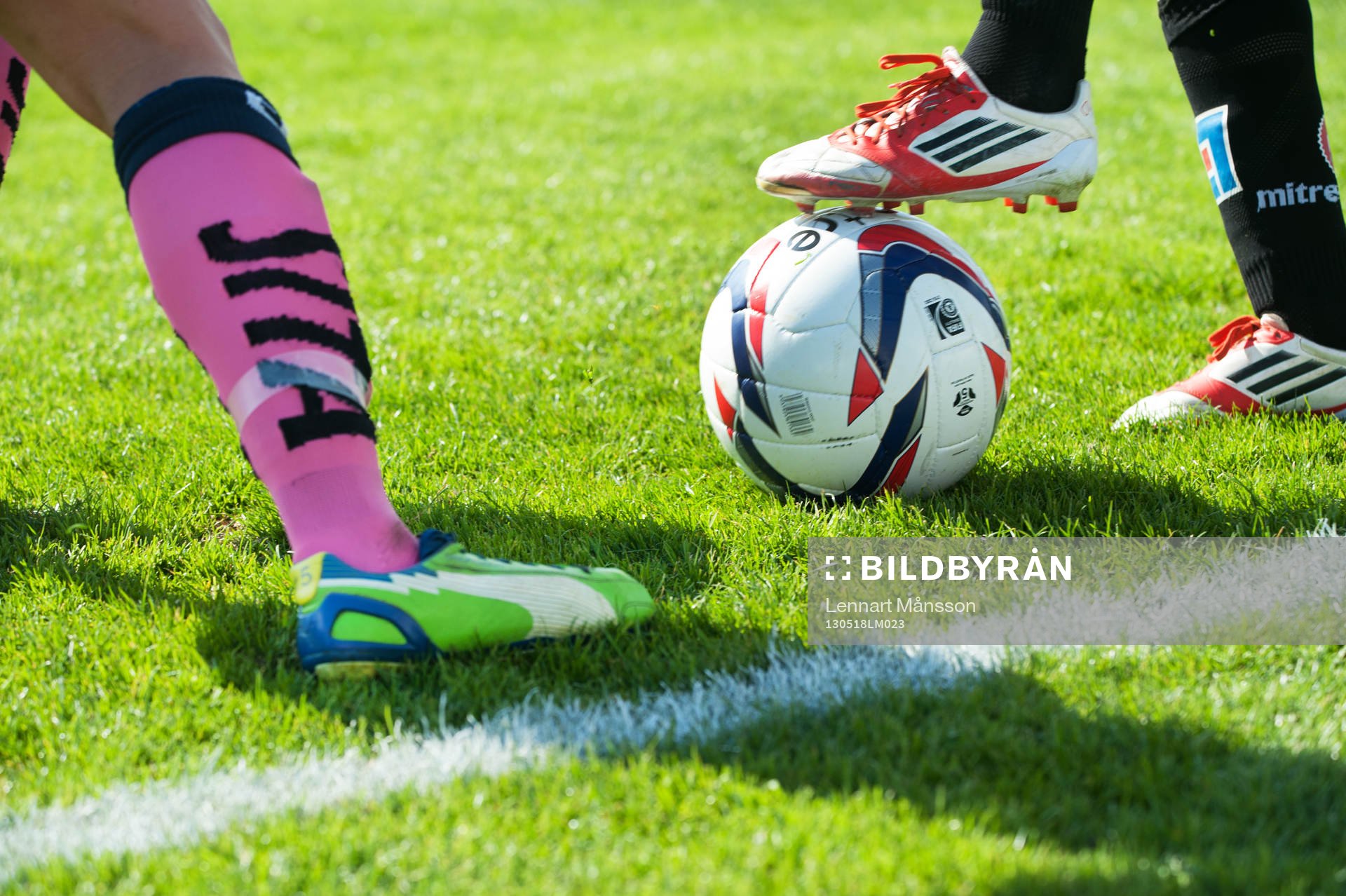 Närkamp, fot, fötter, boll, fotbollsskor,