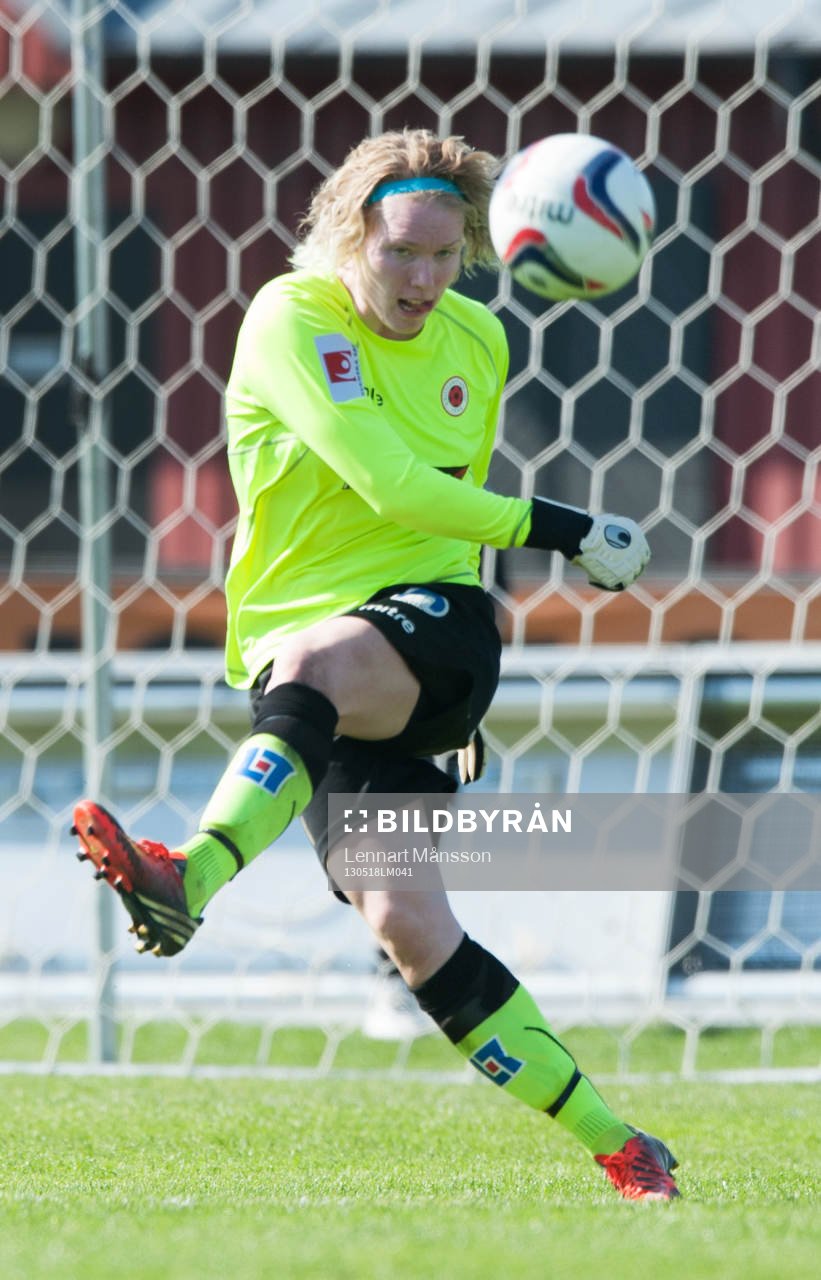 Hedvig Lindahl, målvakt, Kristianstad, inspark