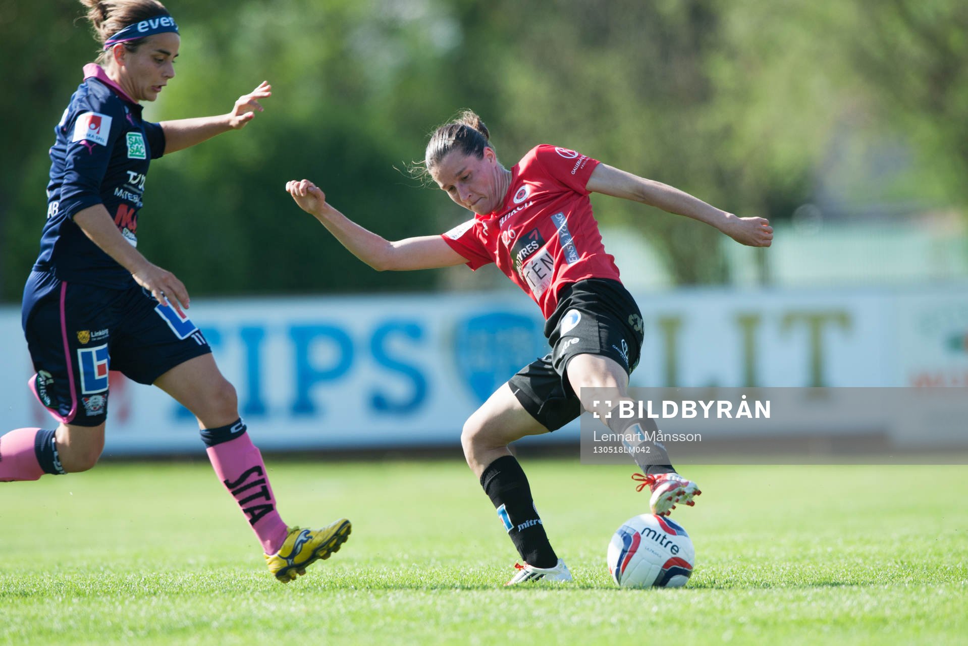 Johanna Rasmussen, Kristianstad, fintar Renée Siegers,