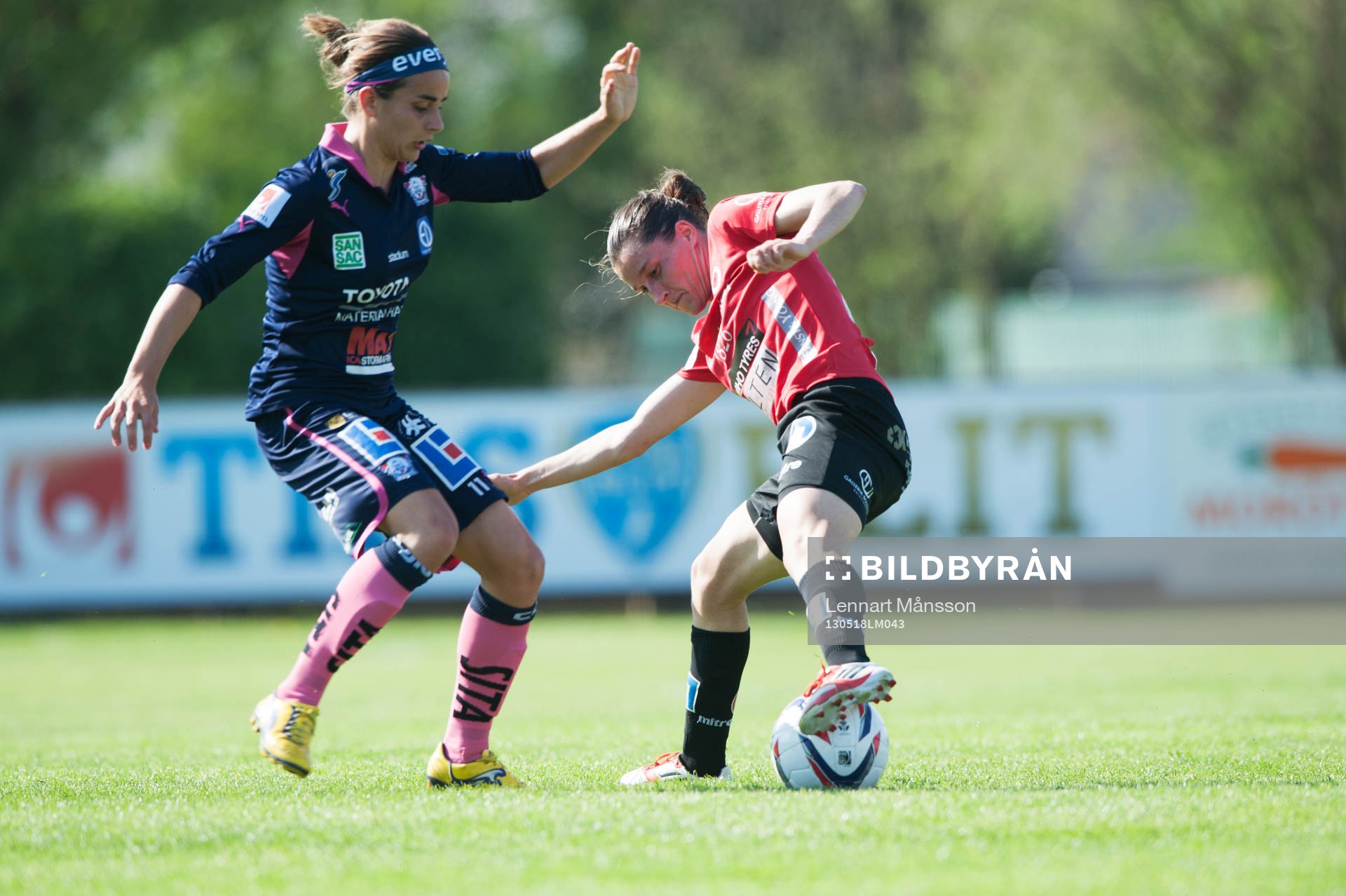 Johanna Rasmussen, Kristianstad, fintar Renée Siegers,