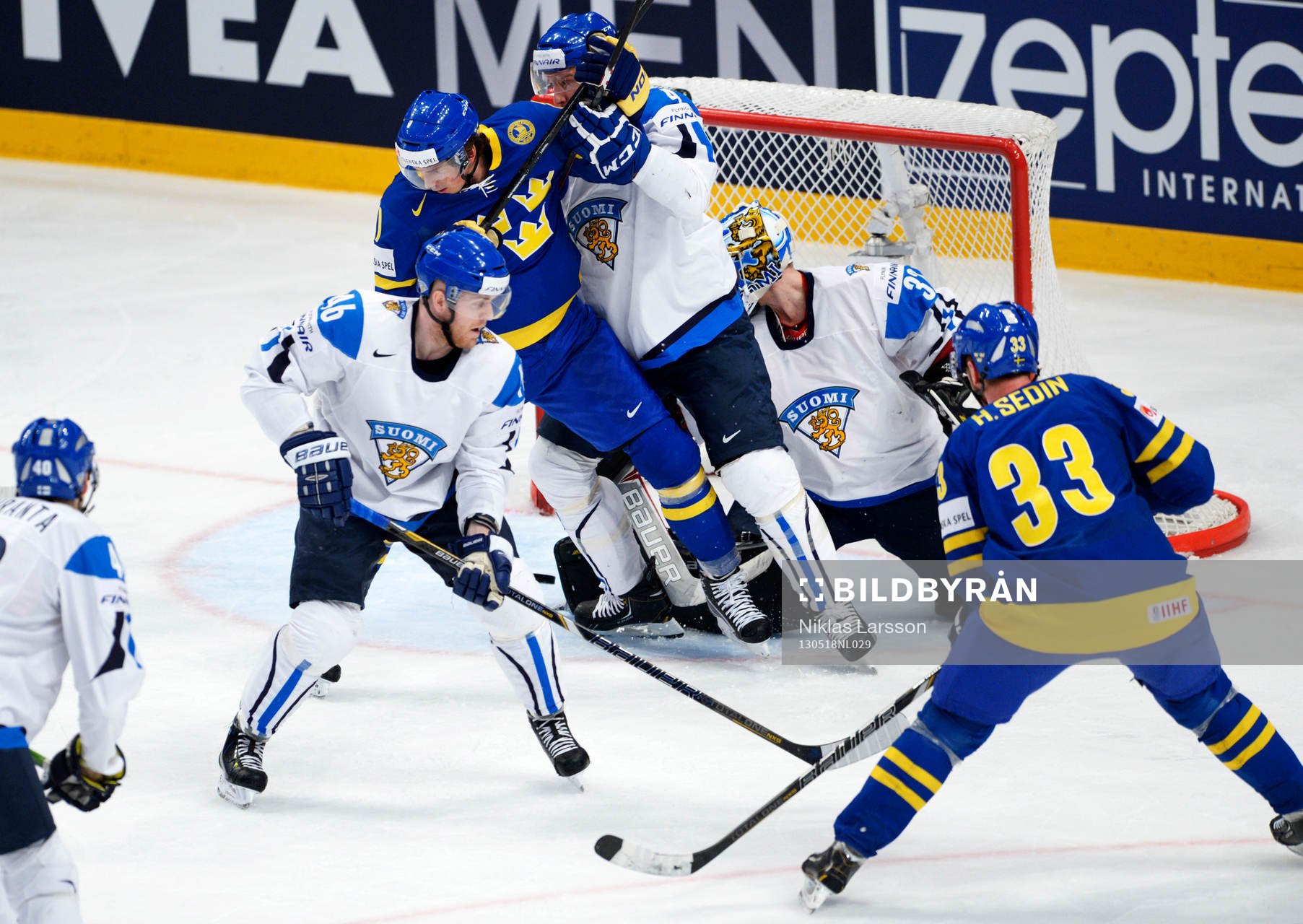 Henrik Sedin skjuter Loui Eriksson, Sverige, som gör 1-0