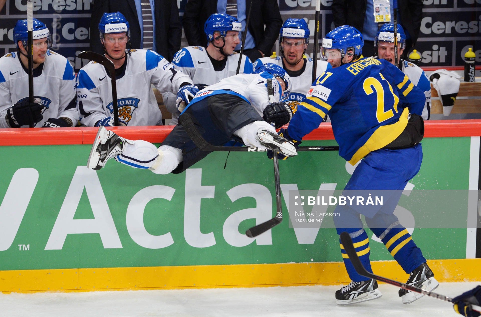 Loui Eriksson, Sverige, tacklar en finsk spelare