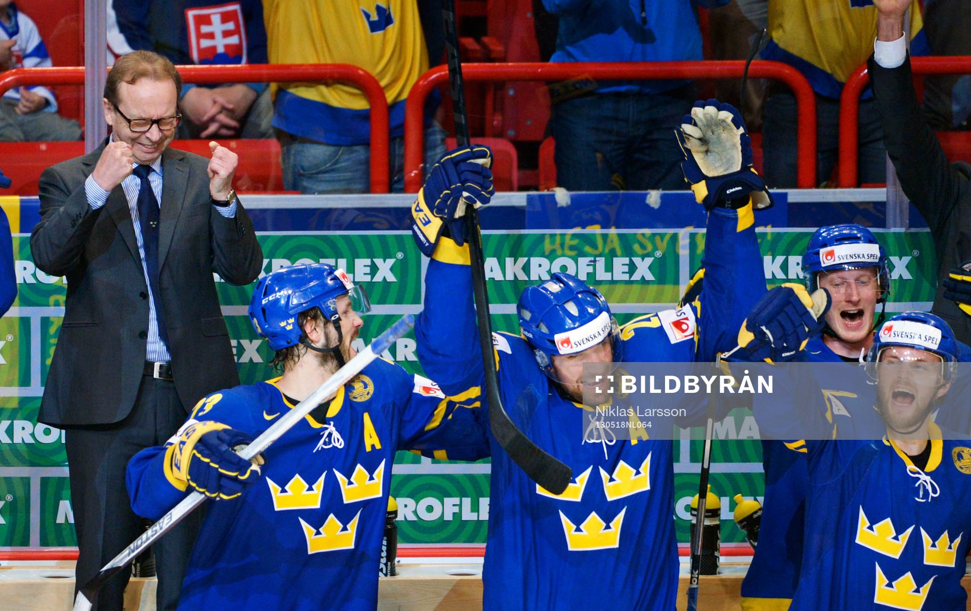 Pär Mårts, förbundskapten Sverige och hela båset jublar