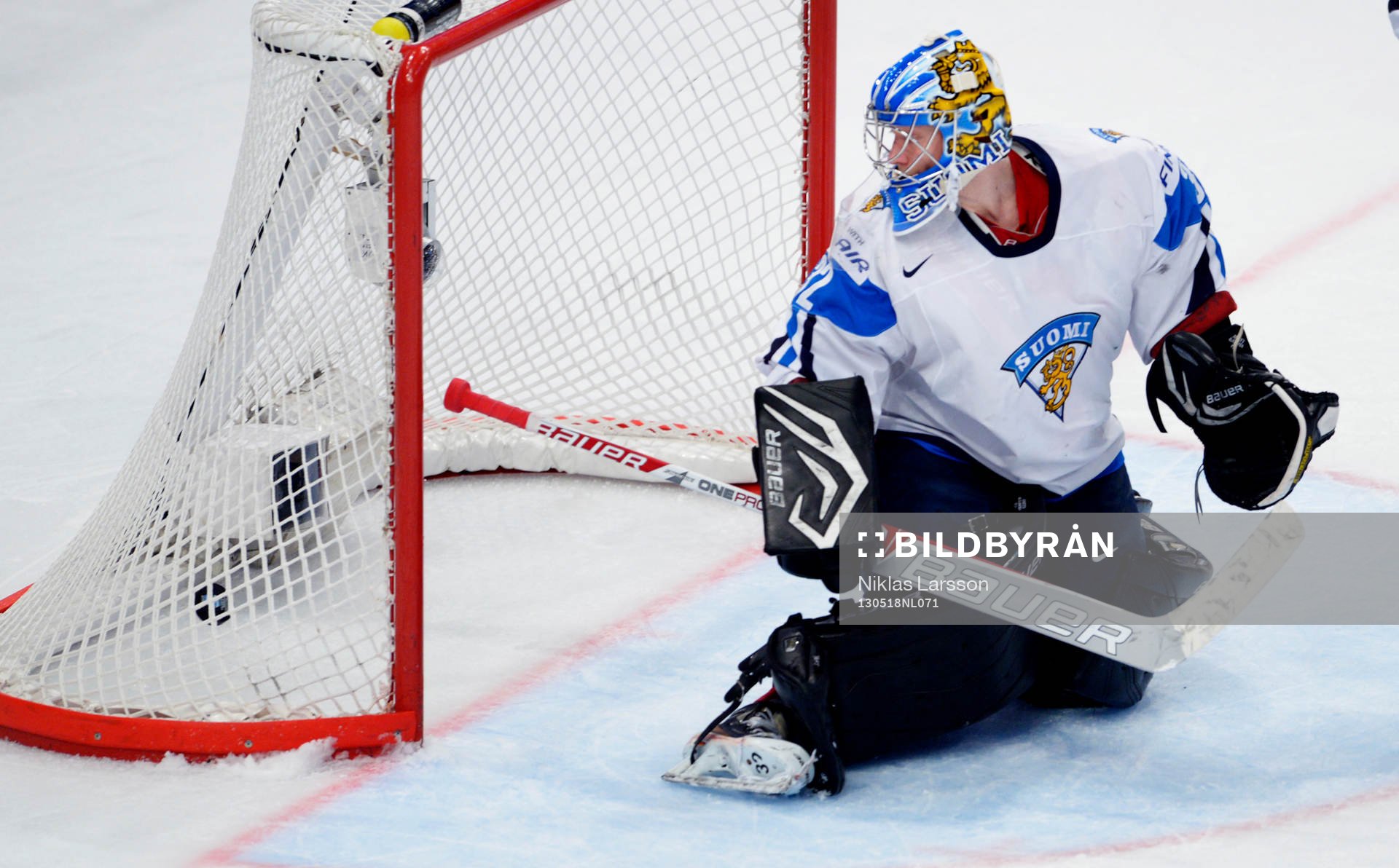 Antti Raanta, målvakt, Finland, ser pucken gå in till 0-2