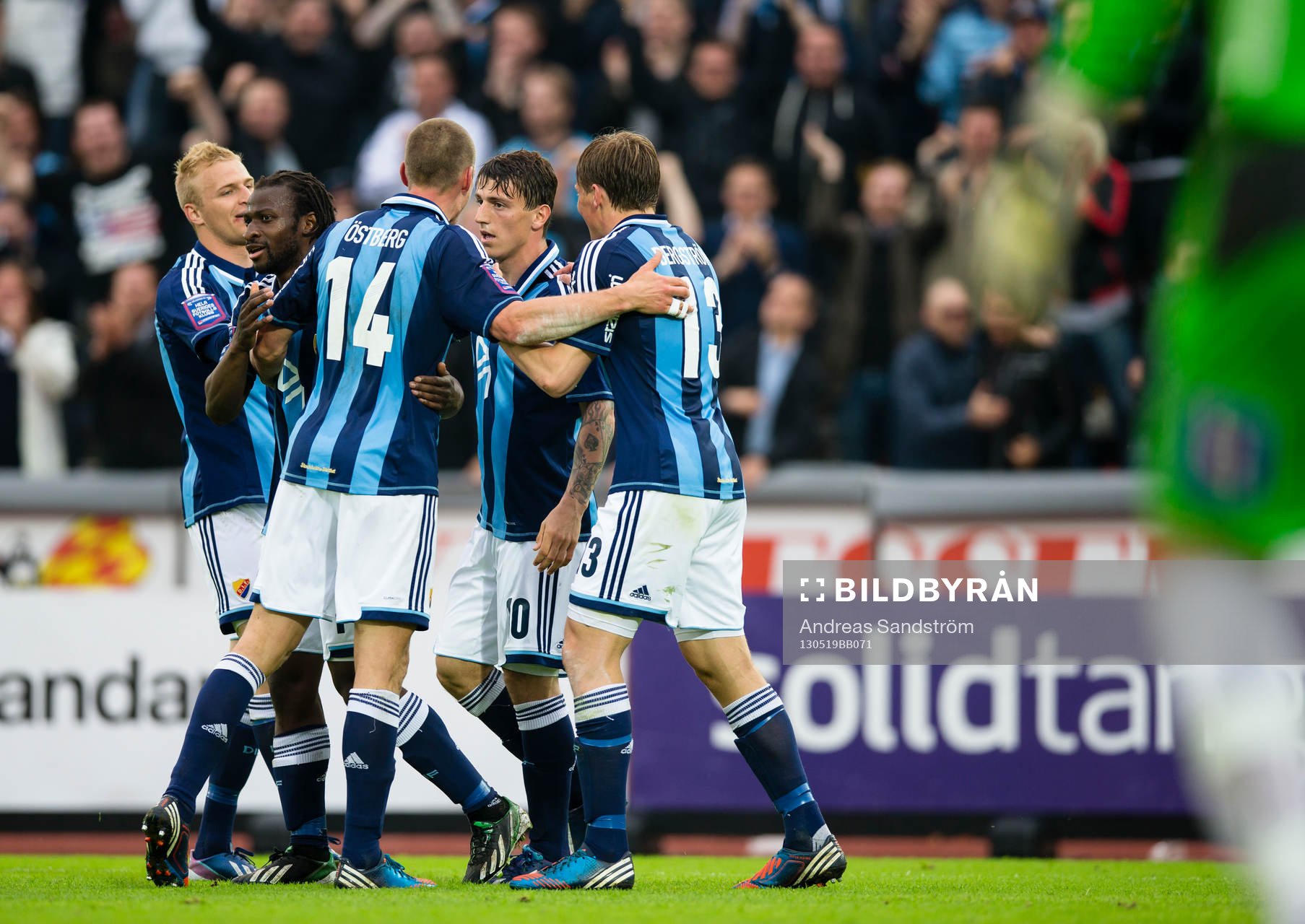 Jubel när Djurgården gör 1-0 genom Erton Fejzullahu.