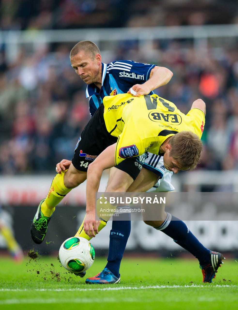 Fotboll, Allsvenskan, Djurgården - Halmstad: Mattias Östberg, Djurgården i kamp om bollen med Mikael Boman, Halmstad