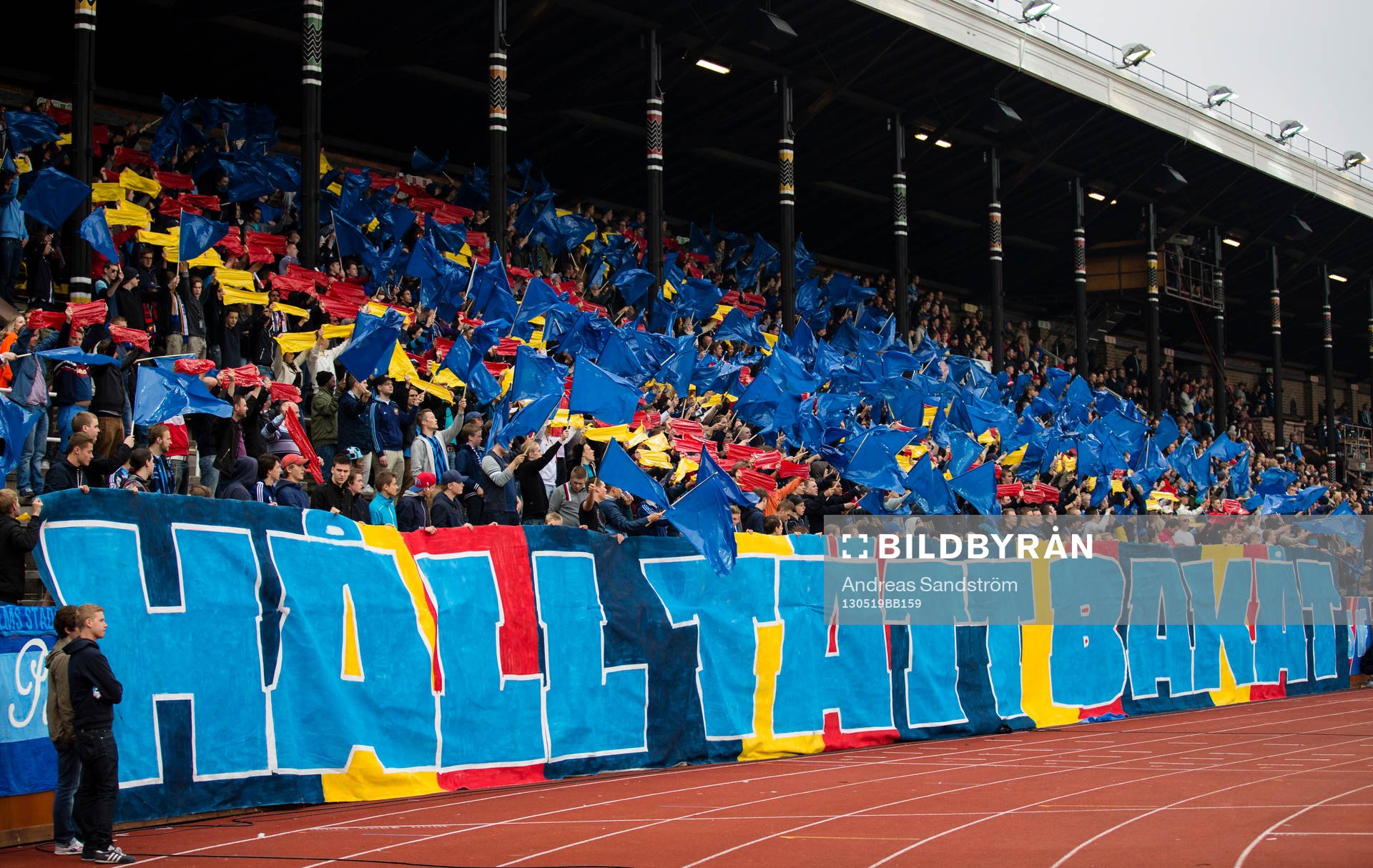 Djurgården klacken med banderoller och flaggor innan