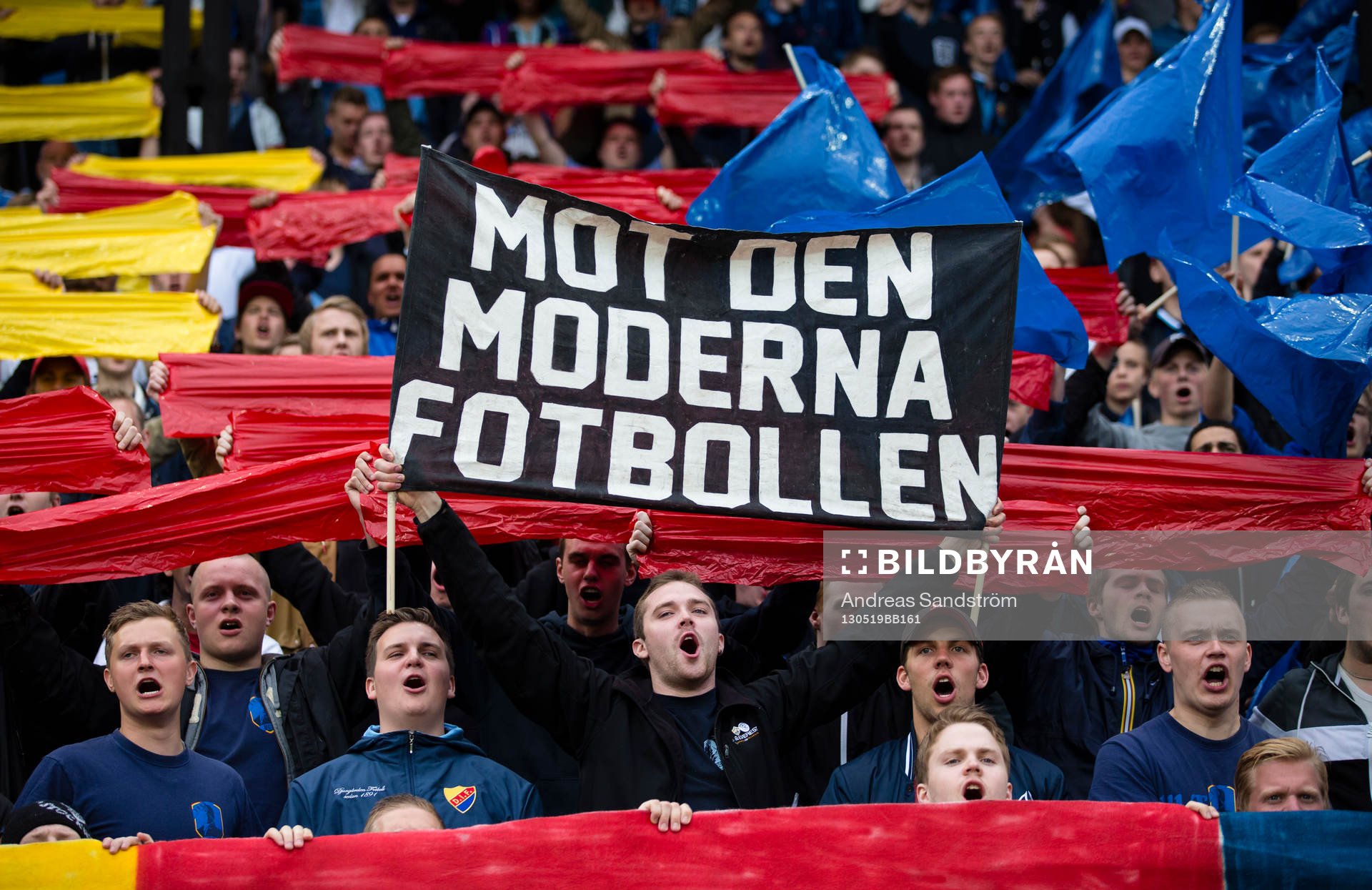 Djurgården klacken med banderoller och flaggor innan