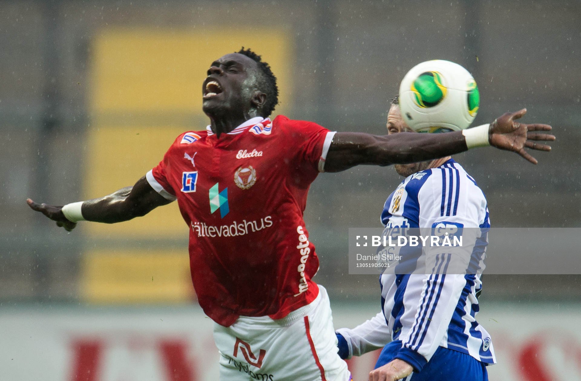 Papa Alioune Diouf, Kalmar, får en tryckare i ryggen av
