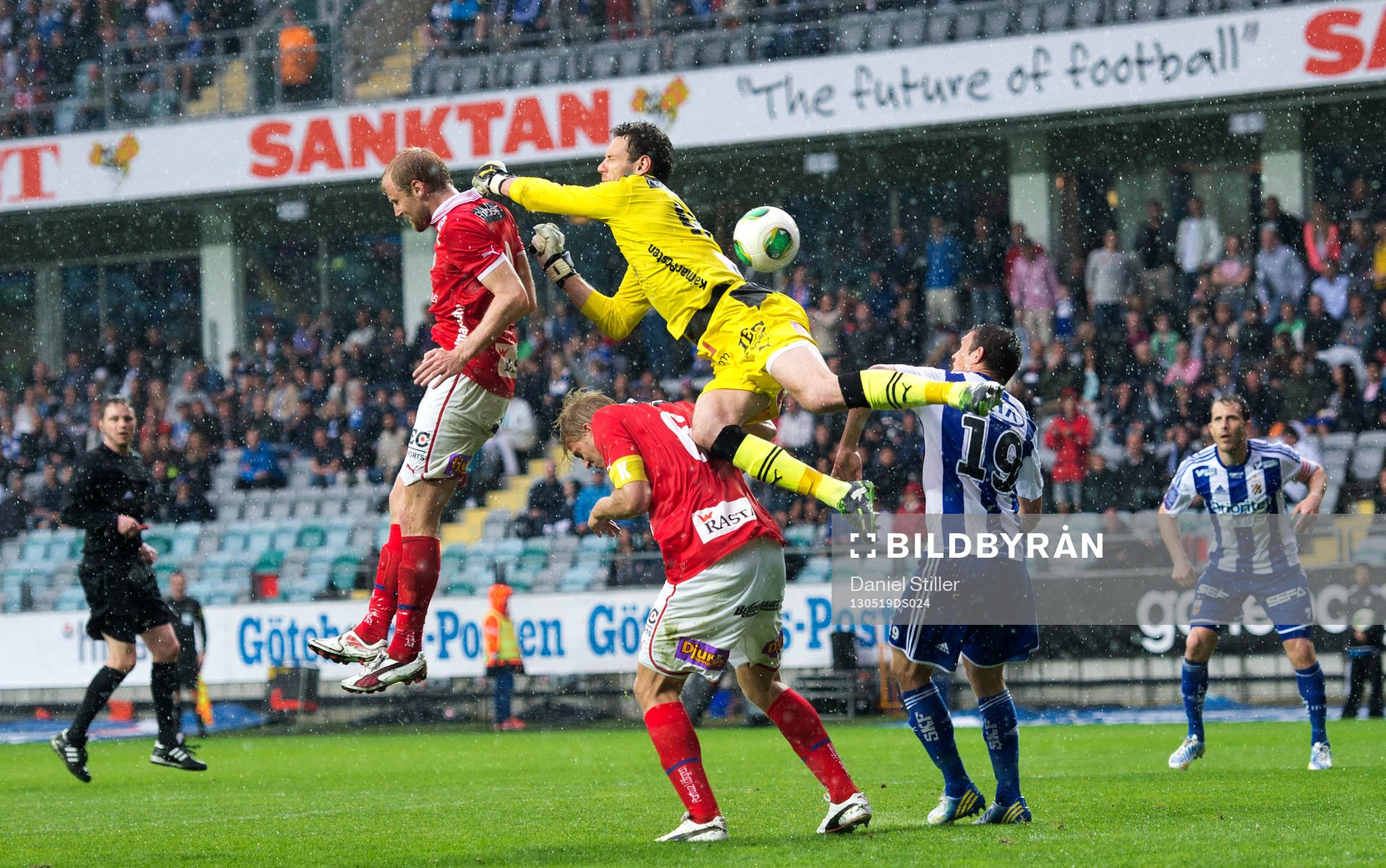 Etrit Berisha, målvakt Kalmar, missbedömer ett inlägg