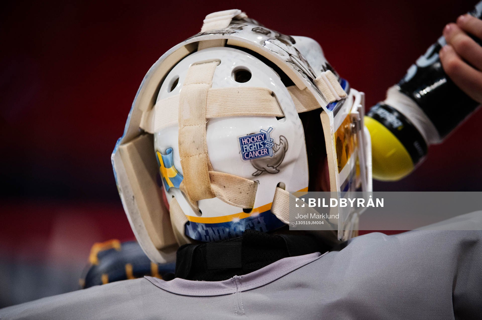 Jhonas Enroth har en text, Hockey Fights Cancer, på