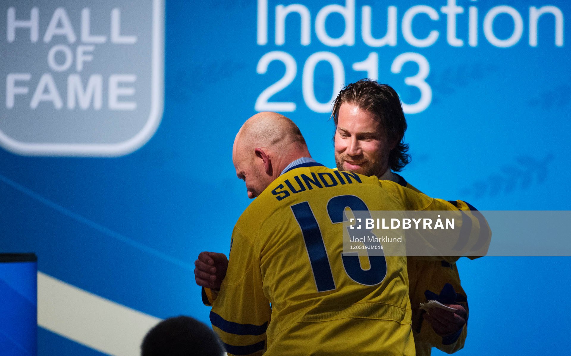 Mats Sundin och Peter Forsberg kramar om varandra