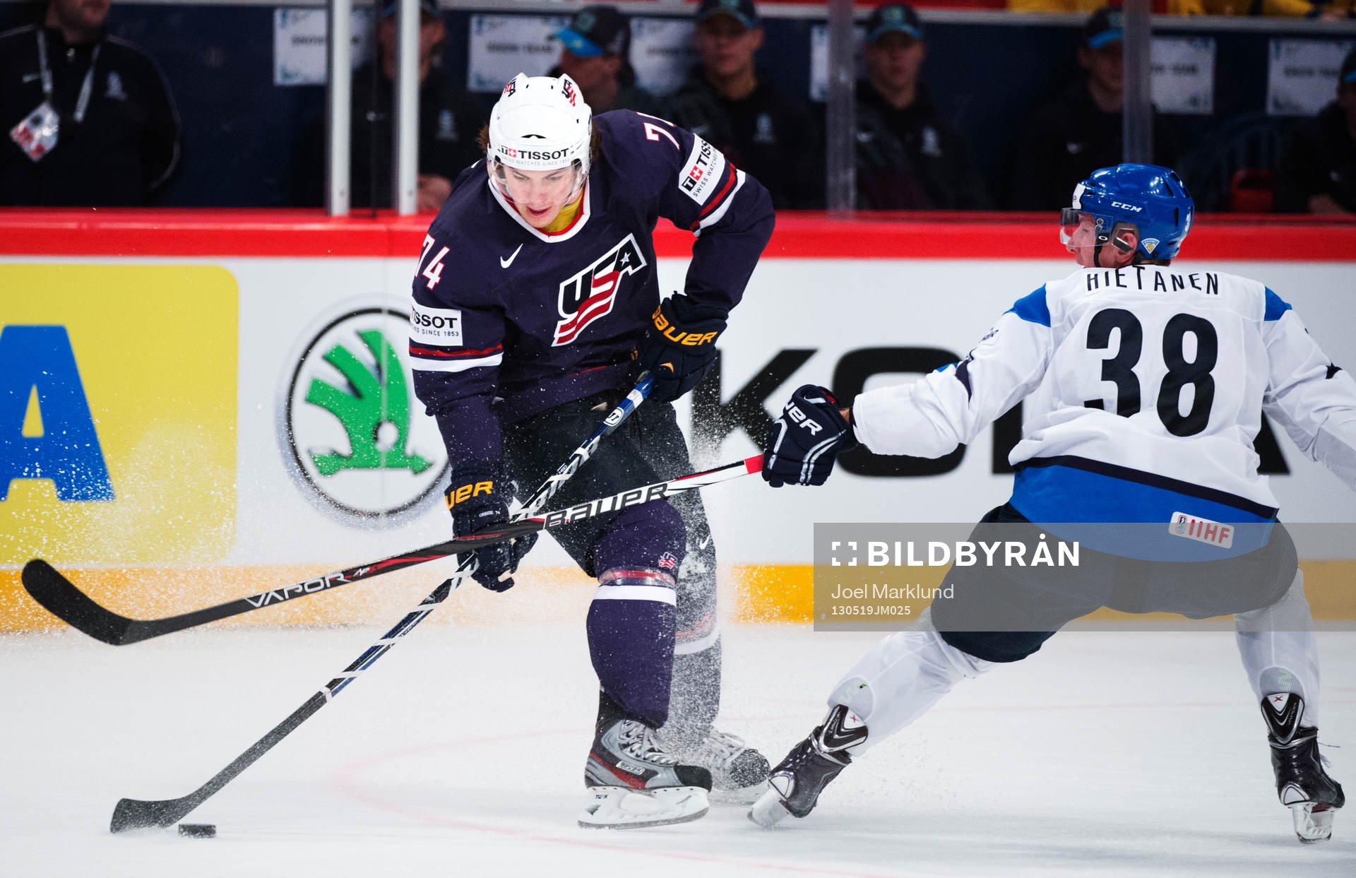 s Tj Oshie utmanar Finlands Juuso Hietanen i bronsmatchen