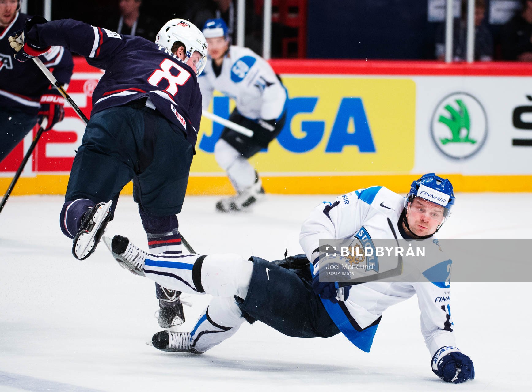 s Jacob Trouba tacklar Finlands Janne Pesonen i