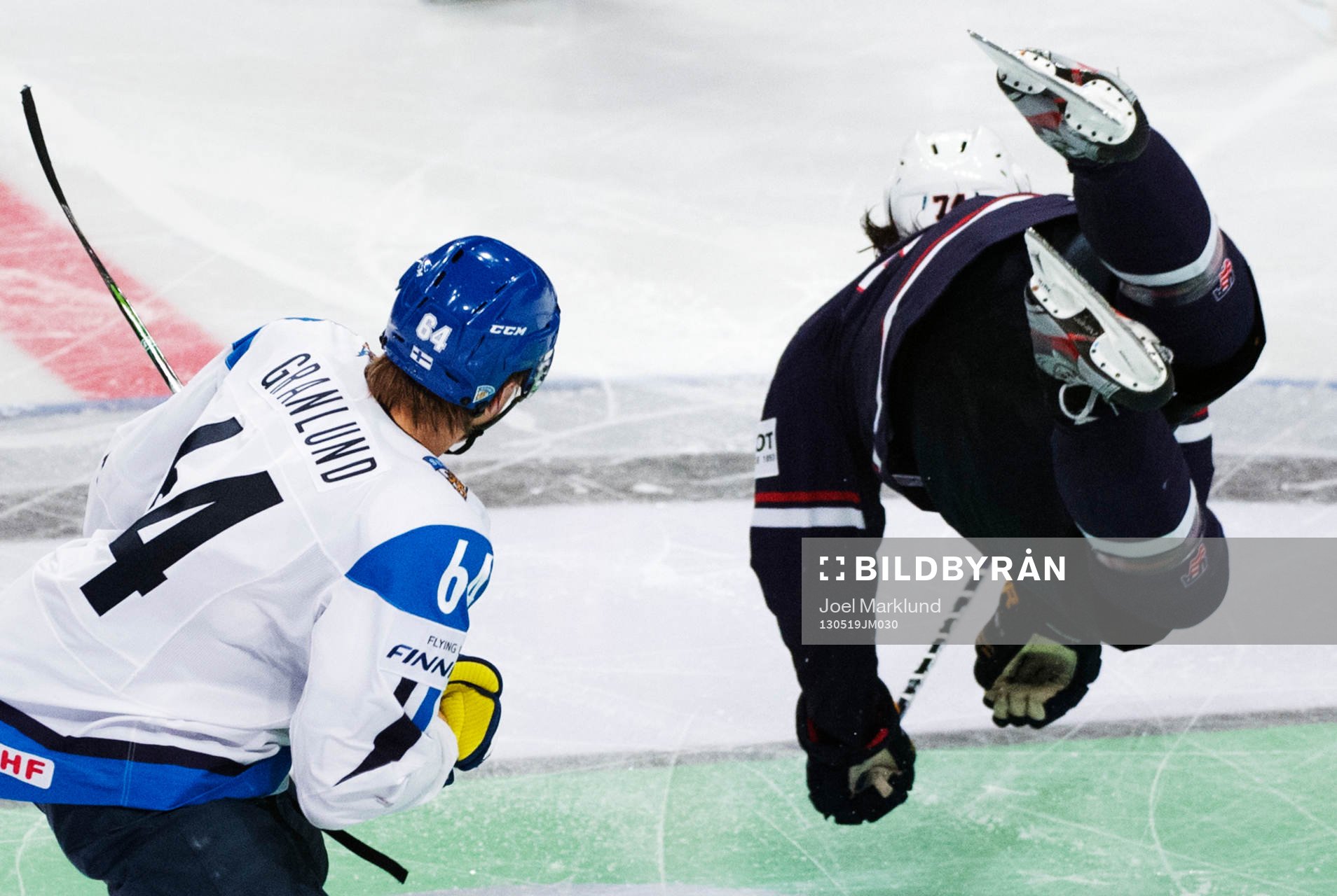 s Tj Oshie flyga över isen