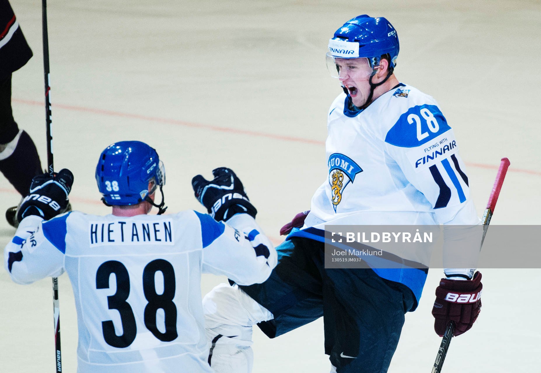 Finlands Juuso Hietanen och Lauri Korpikoski jublar