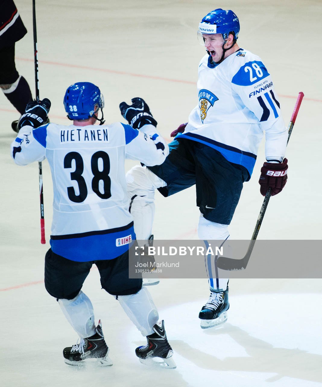 Finlands Juuso Hietanen och Lauri Korpikoski jublar