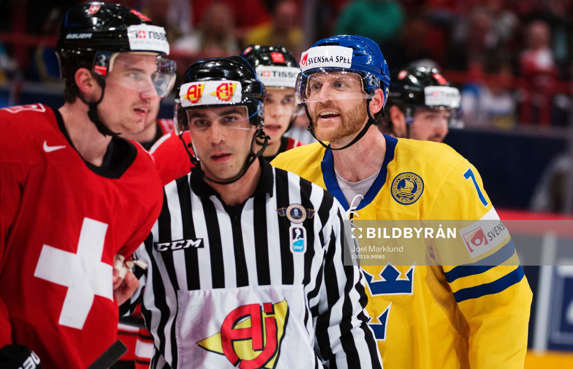 Schweiz Roman Josi och Sveriges Henrik Tallinder bråkar i
