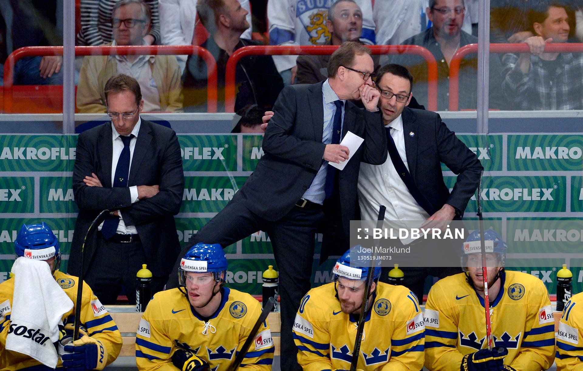 Pär Mårts, förbundskapten Sverige, pratar med Peter