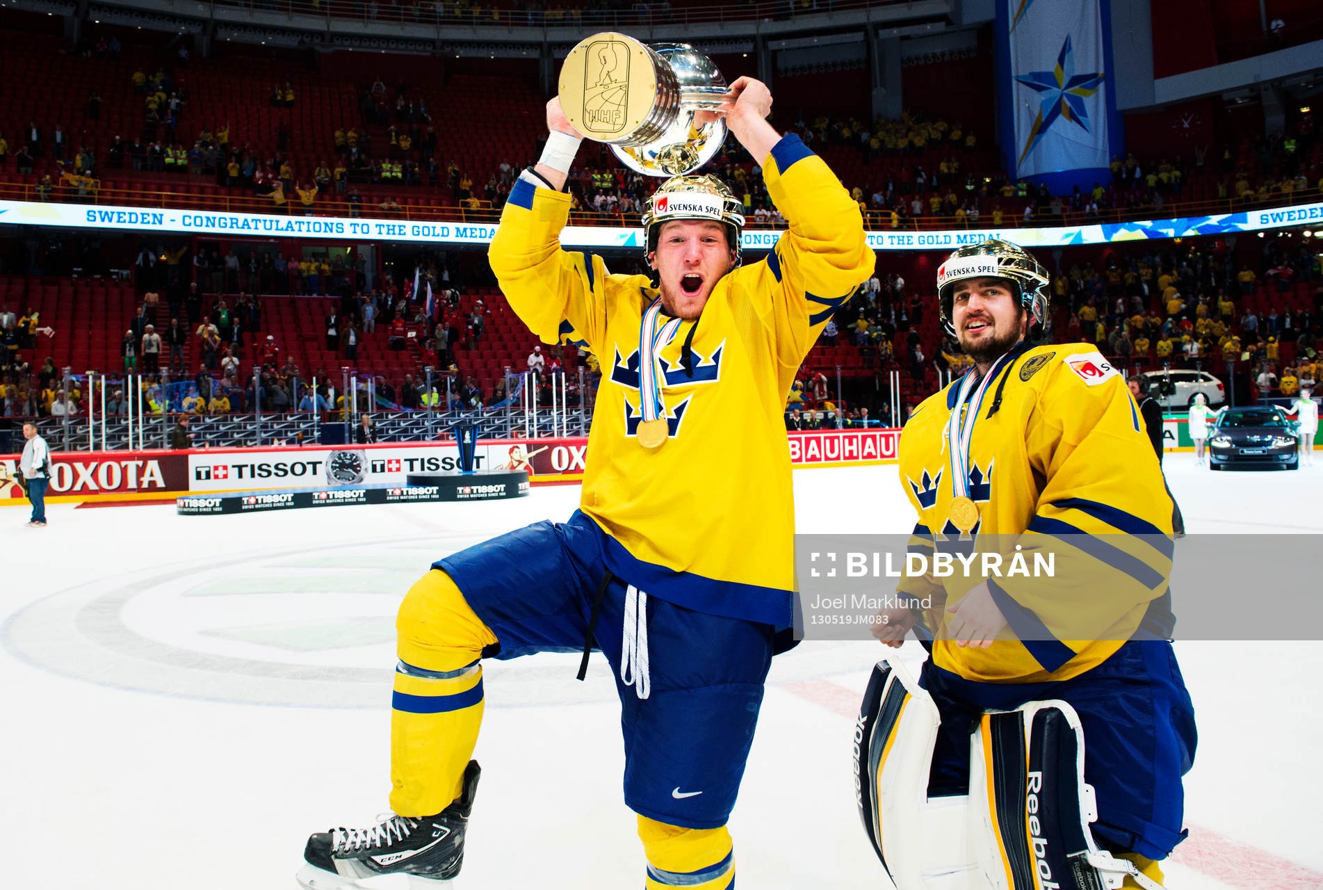 Sveriges Gabriel Landeskog och Jhonas Enroth jublar