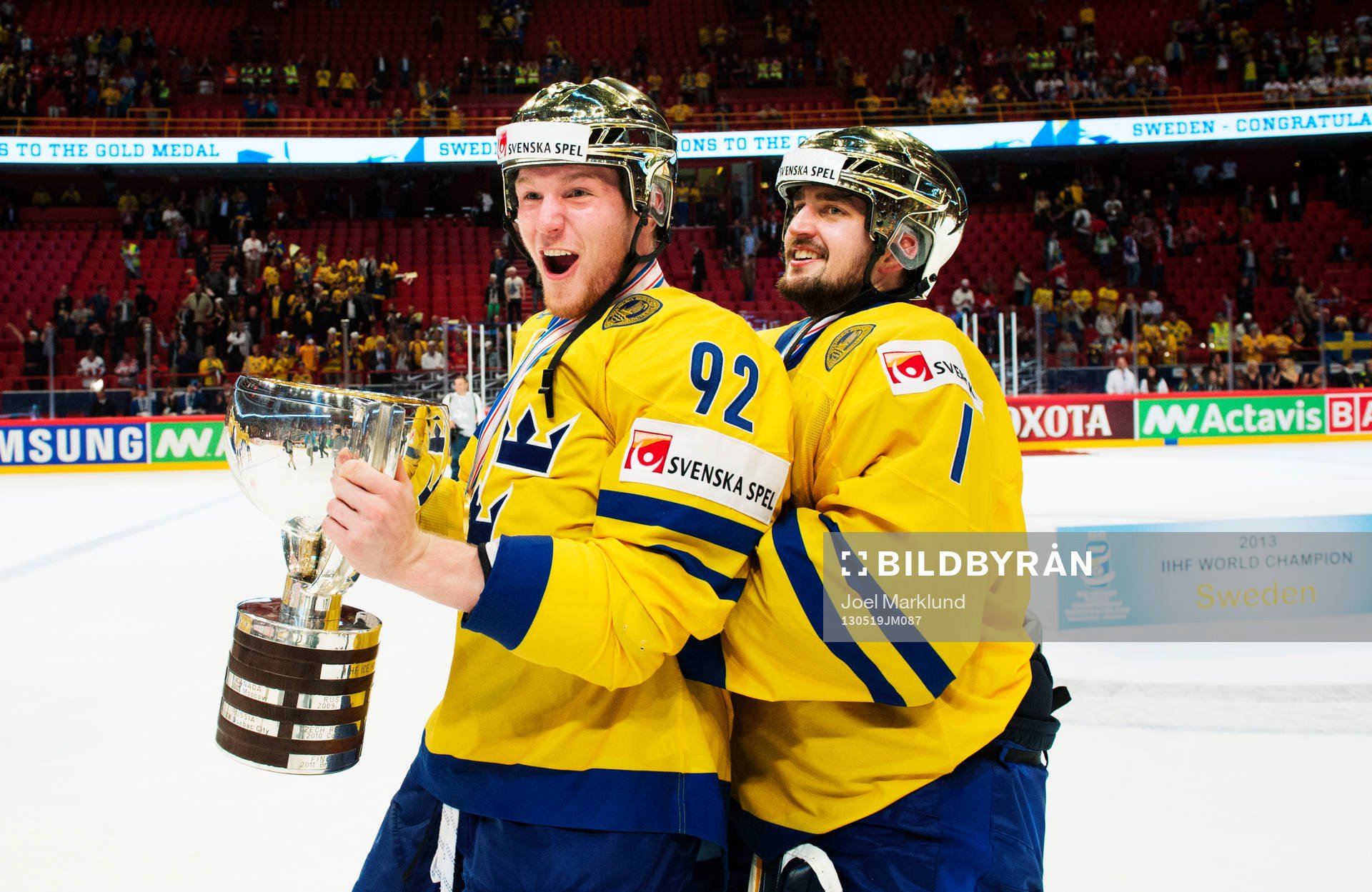 Sveriges Gabriel Landeskog och Jhonas Enroth jublar