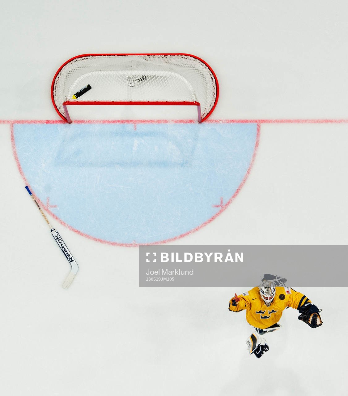 Sveriges målvakt Jhonas Enroth kastar klubban och jublar