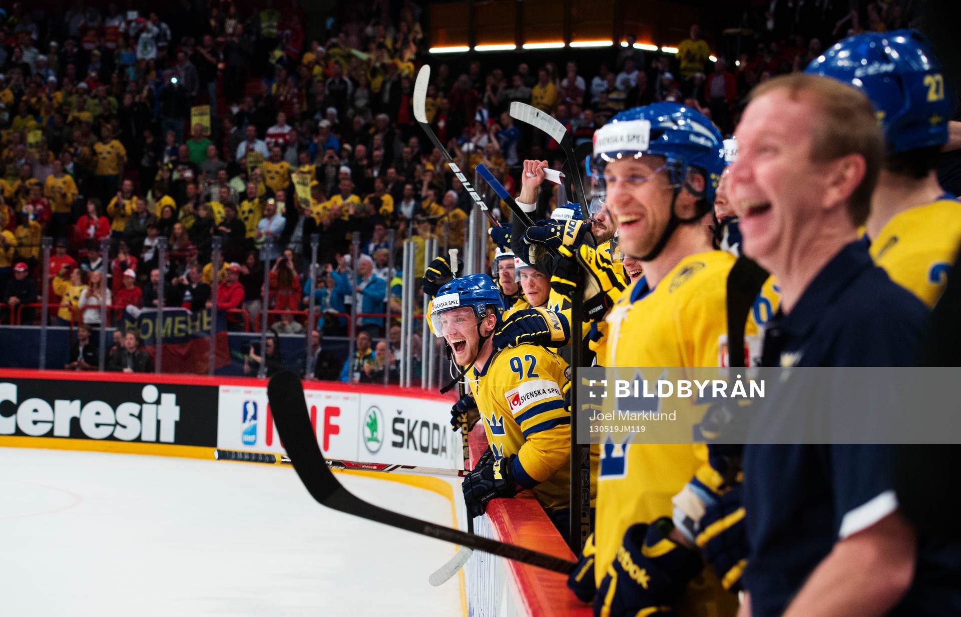 Sveriges Gabriel Landeskog och hans lagkamrater jublar på