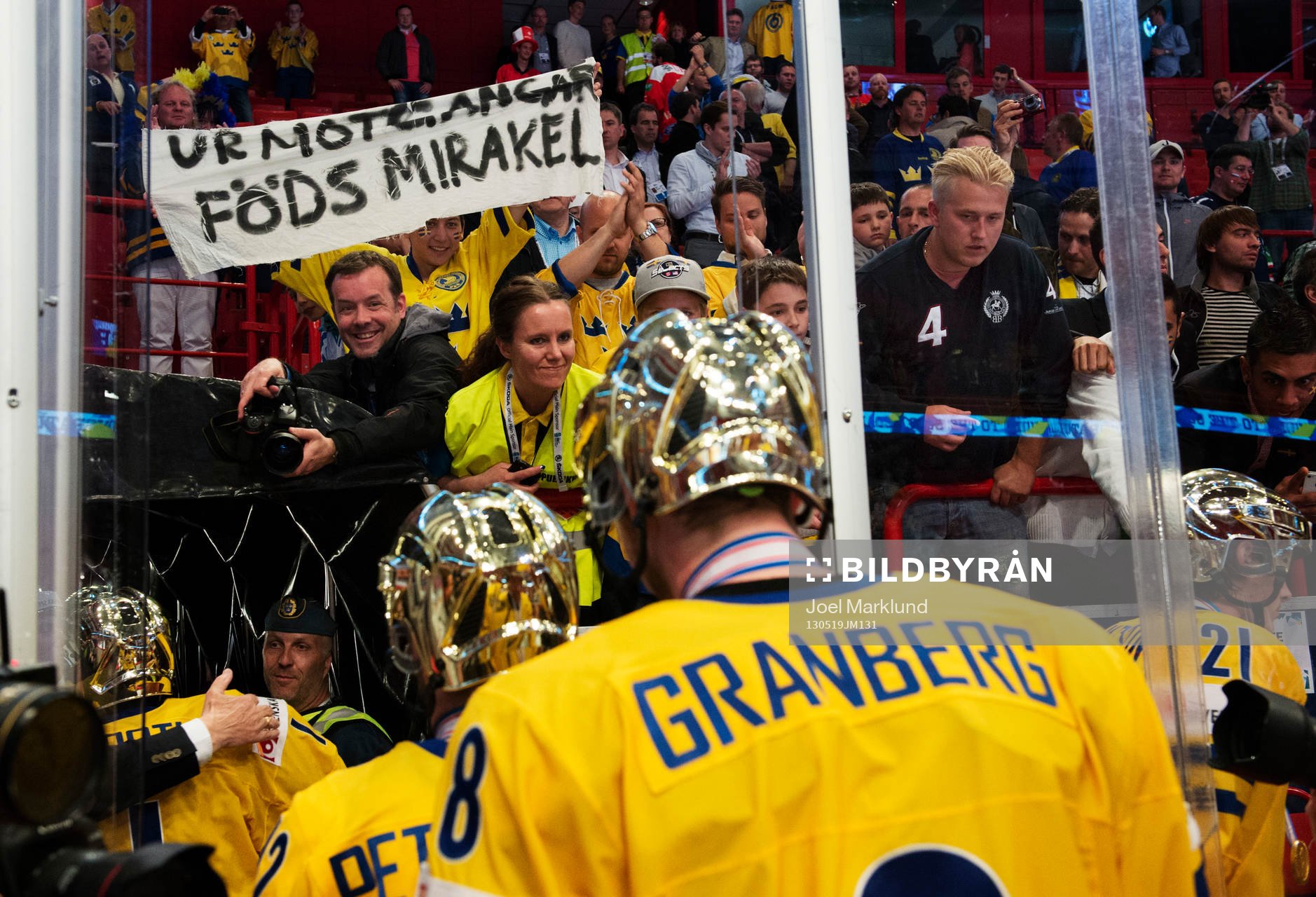 En supporter håller upp ett plakat med texten Ur