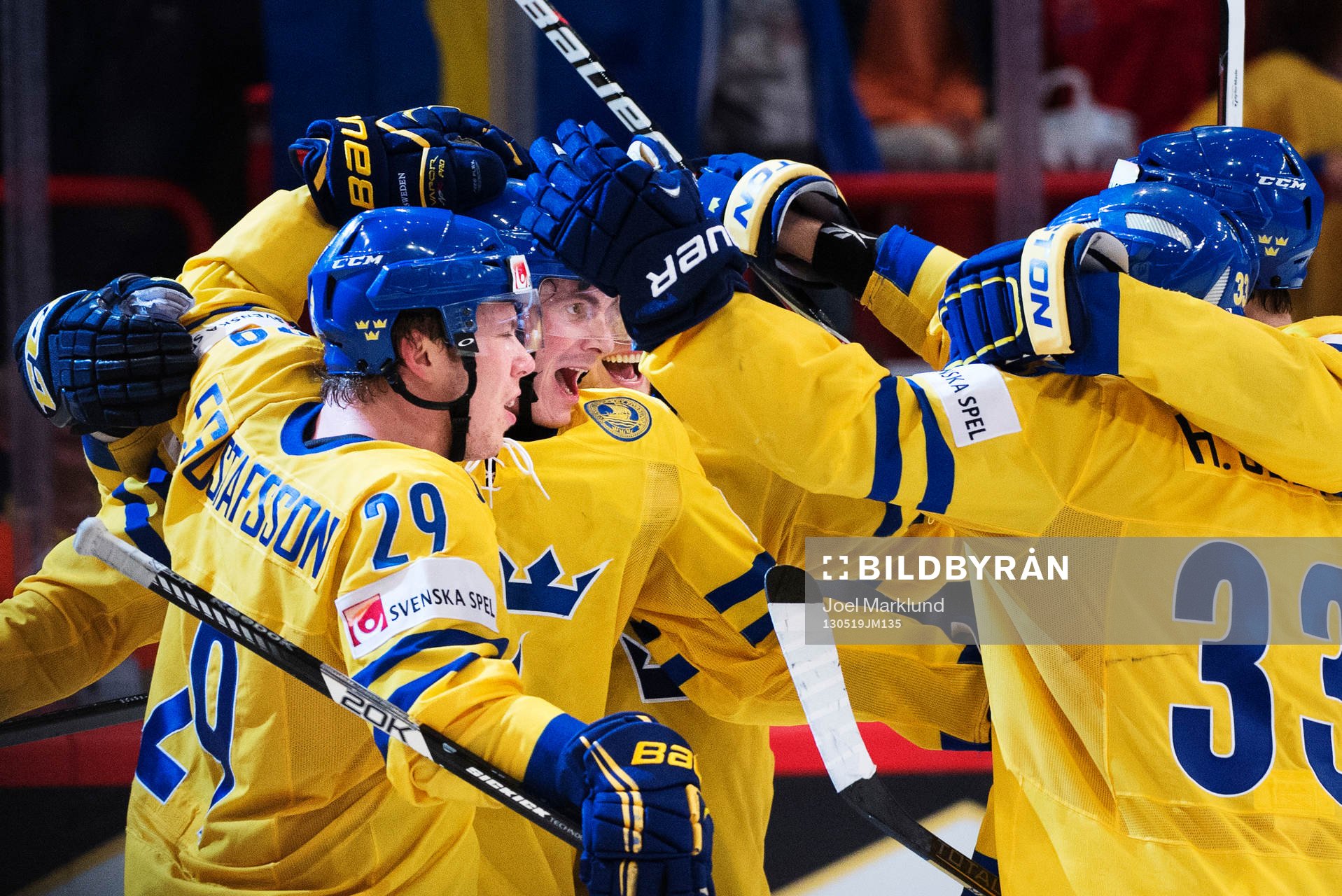 Sveriges Erik Gustafsson och Loui Eriksson jublar med