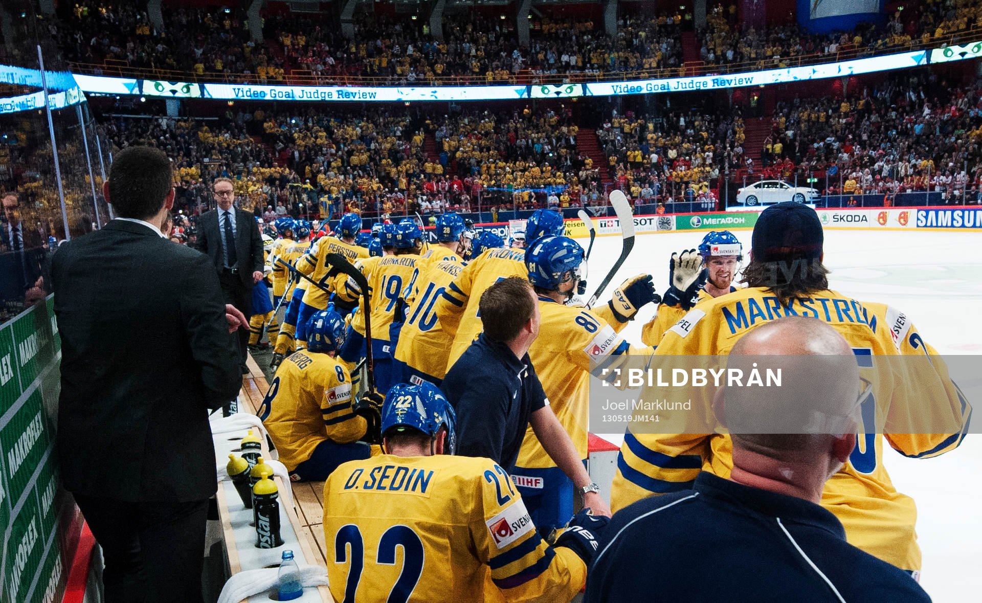 Sveriges Henrik Sedin gratuleras till sitt 1-5-mål i