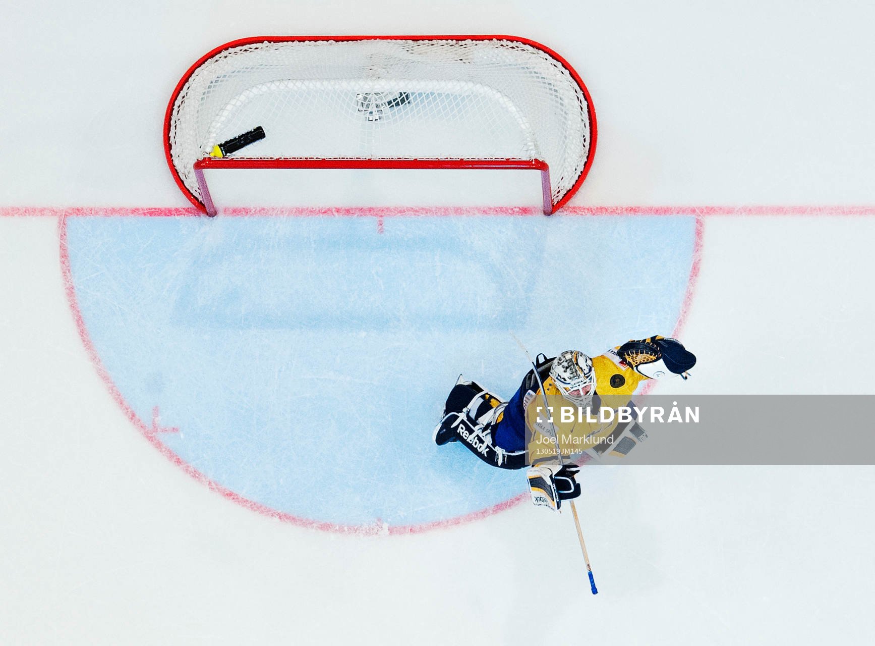 Sveriges målvakt Jhonas Enroth jublar i slutminuten av