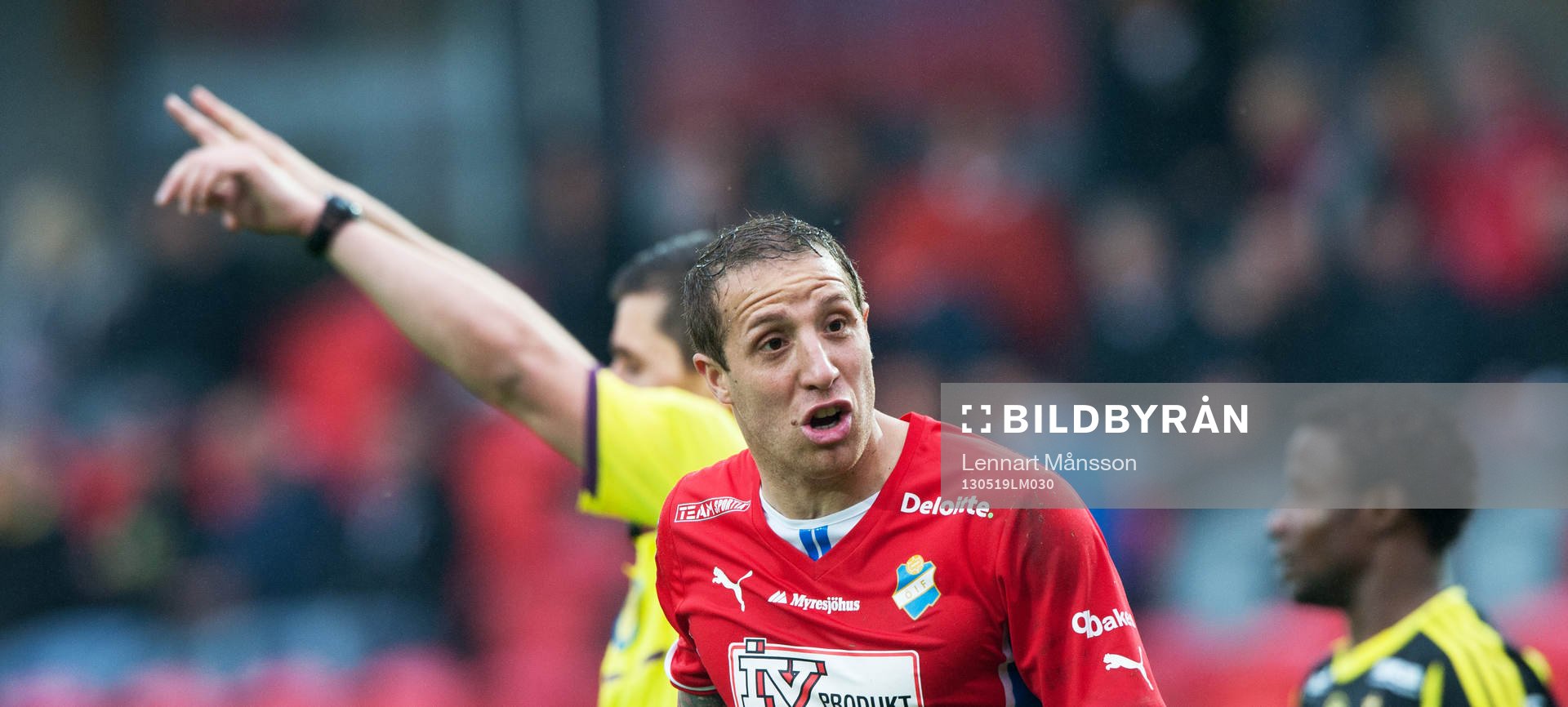 Bojan Pandzic, domare, och Kenny Pavey, AIK