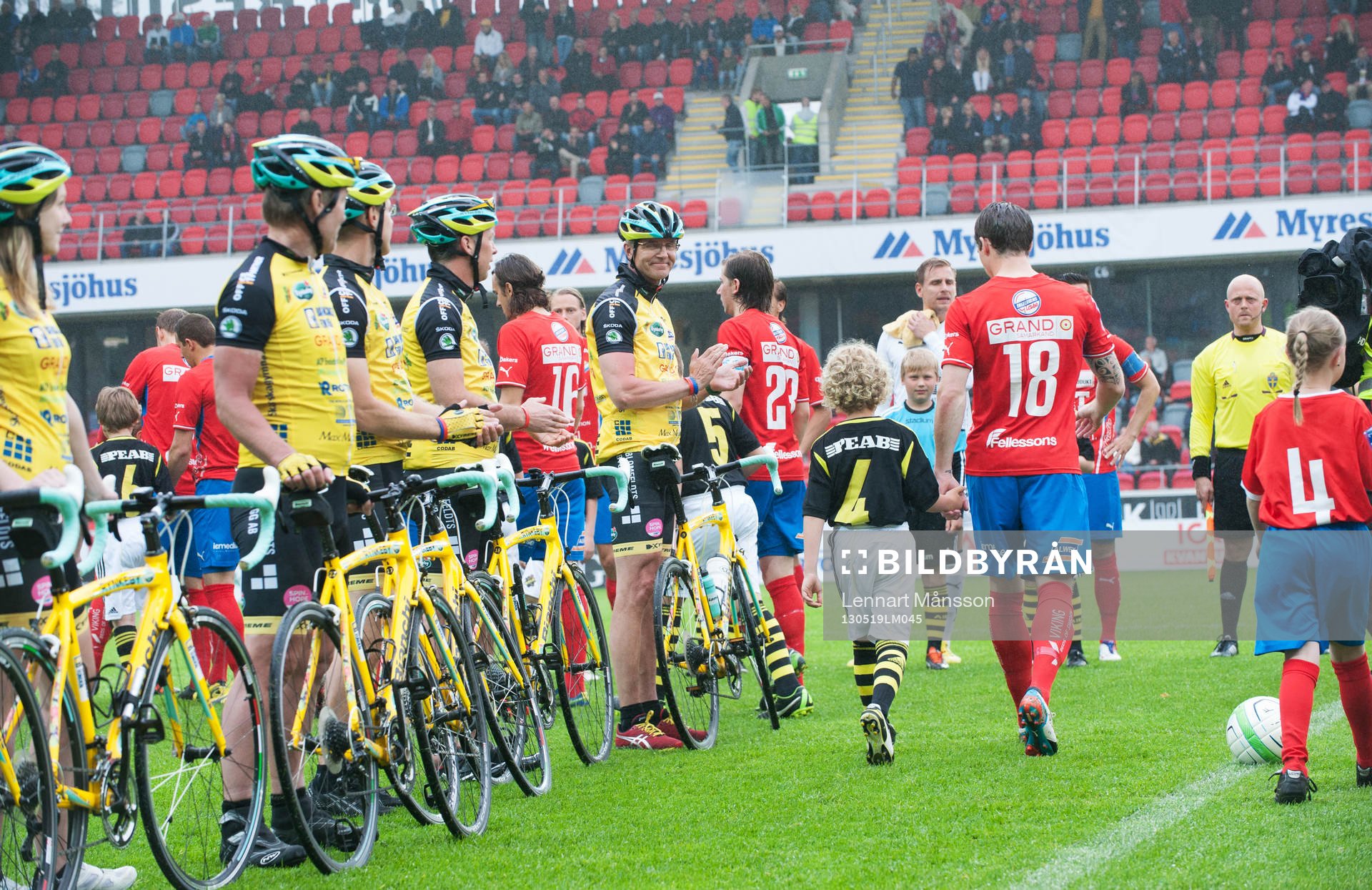 Inmarsch, cykelklubben defilerar